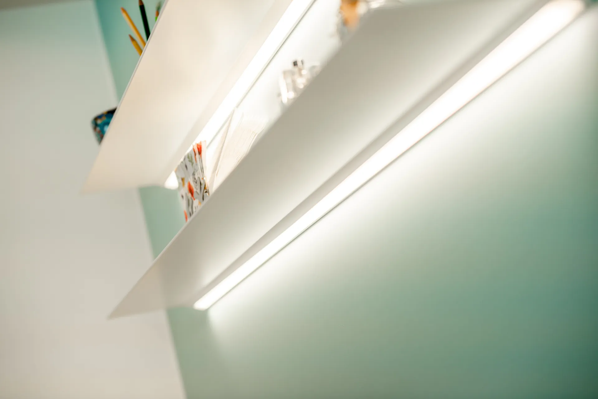Designküche – Küchenzeile mit Miele Geräten und Edelstahl-Spüle