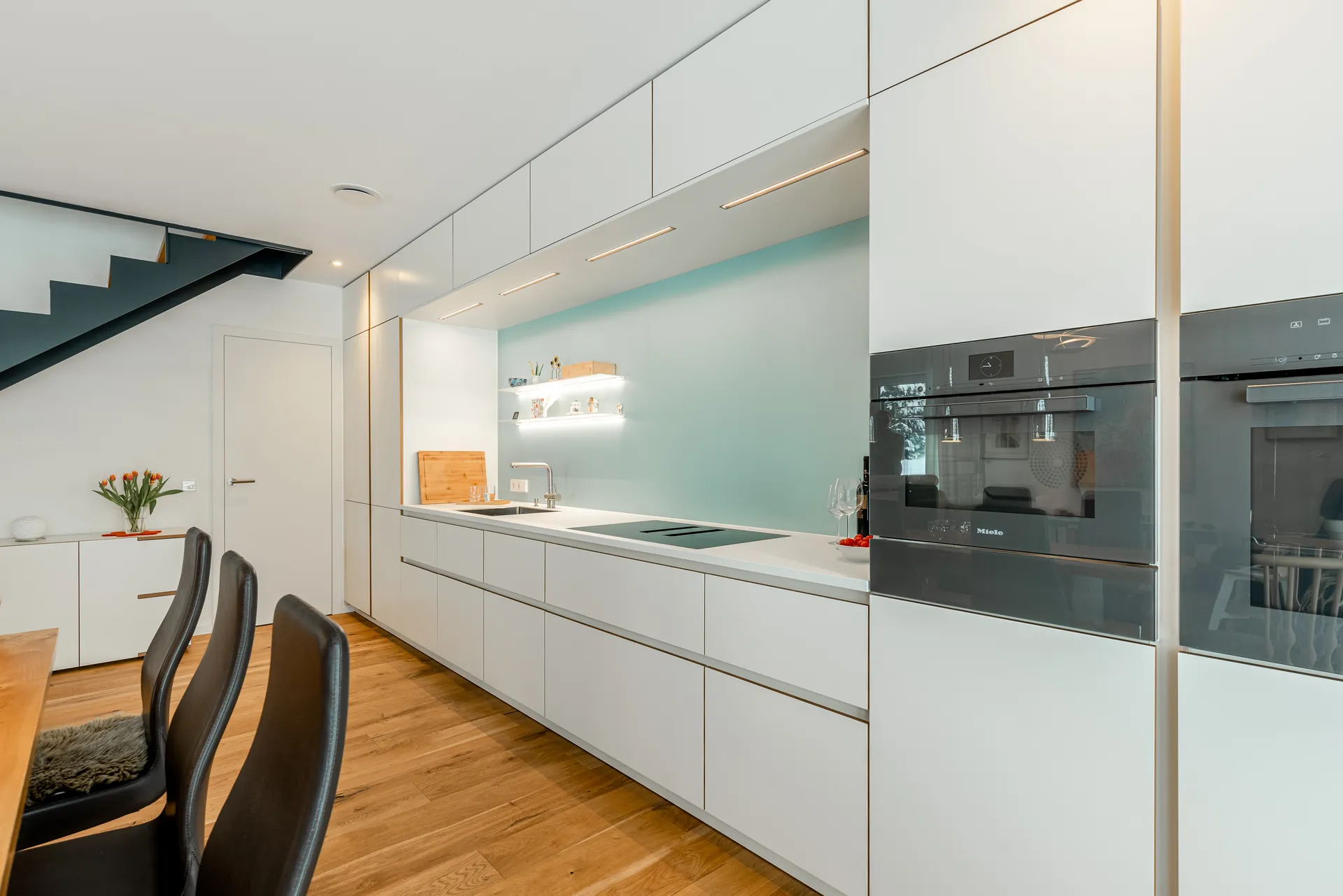 Designküche – Küchenzeile mit Miele Geräten und Edelstahl-Spüle