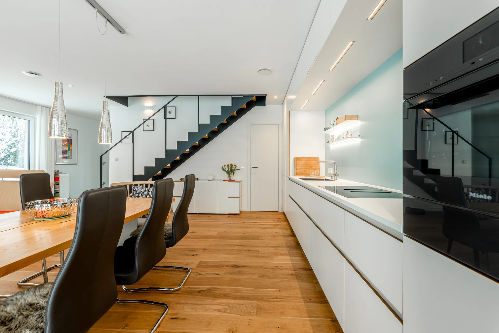 Designküche – Küchenzeile mit Miele Geräten und Edelstahl-Spüle