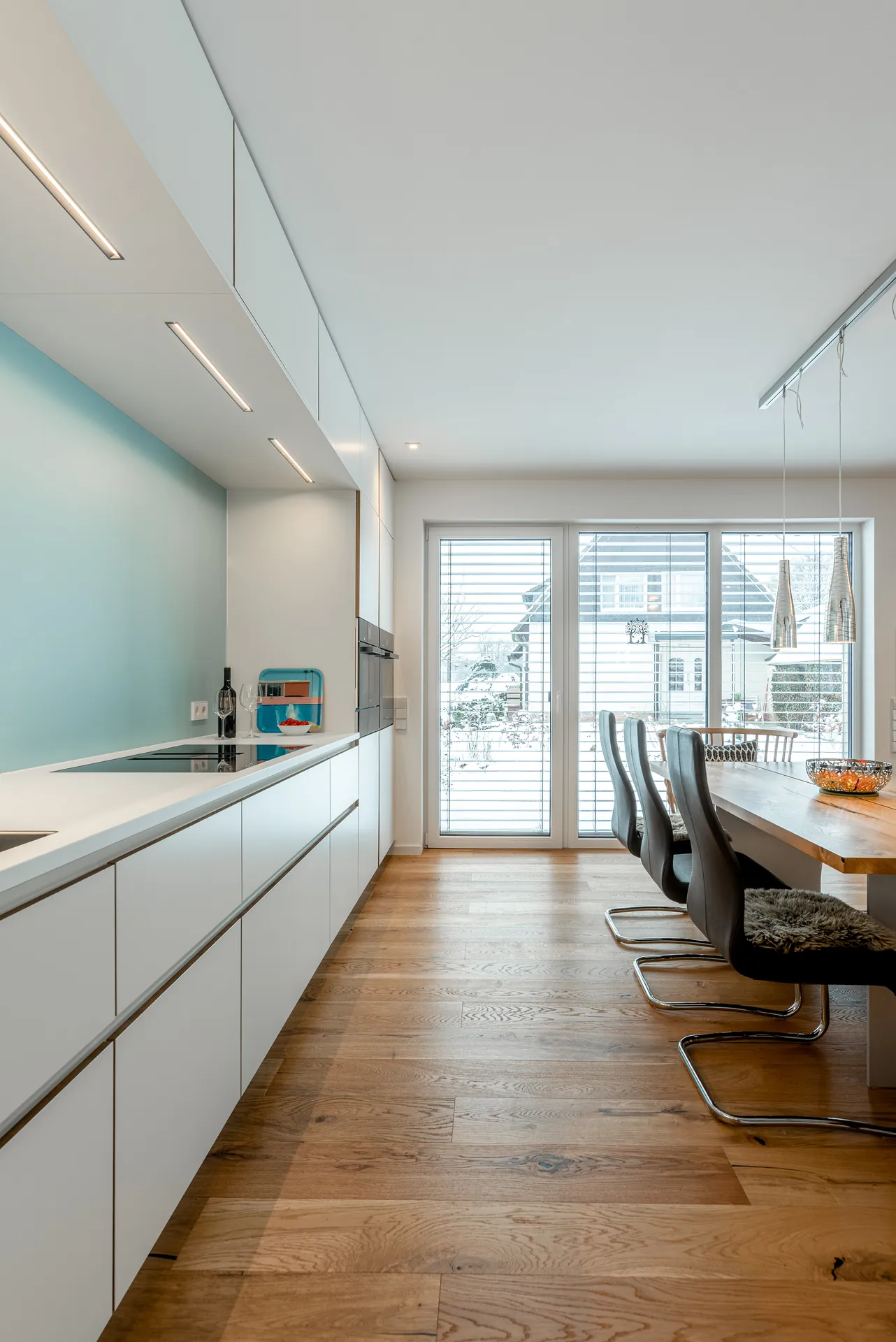 Designküche – Küchenzeile mit Miele Geräten und Edelstahl-Spüle