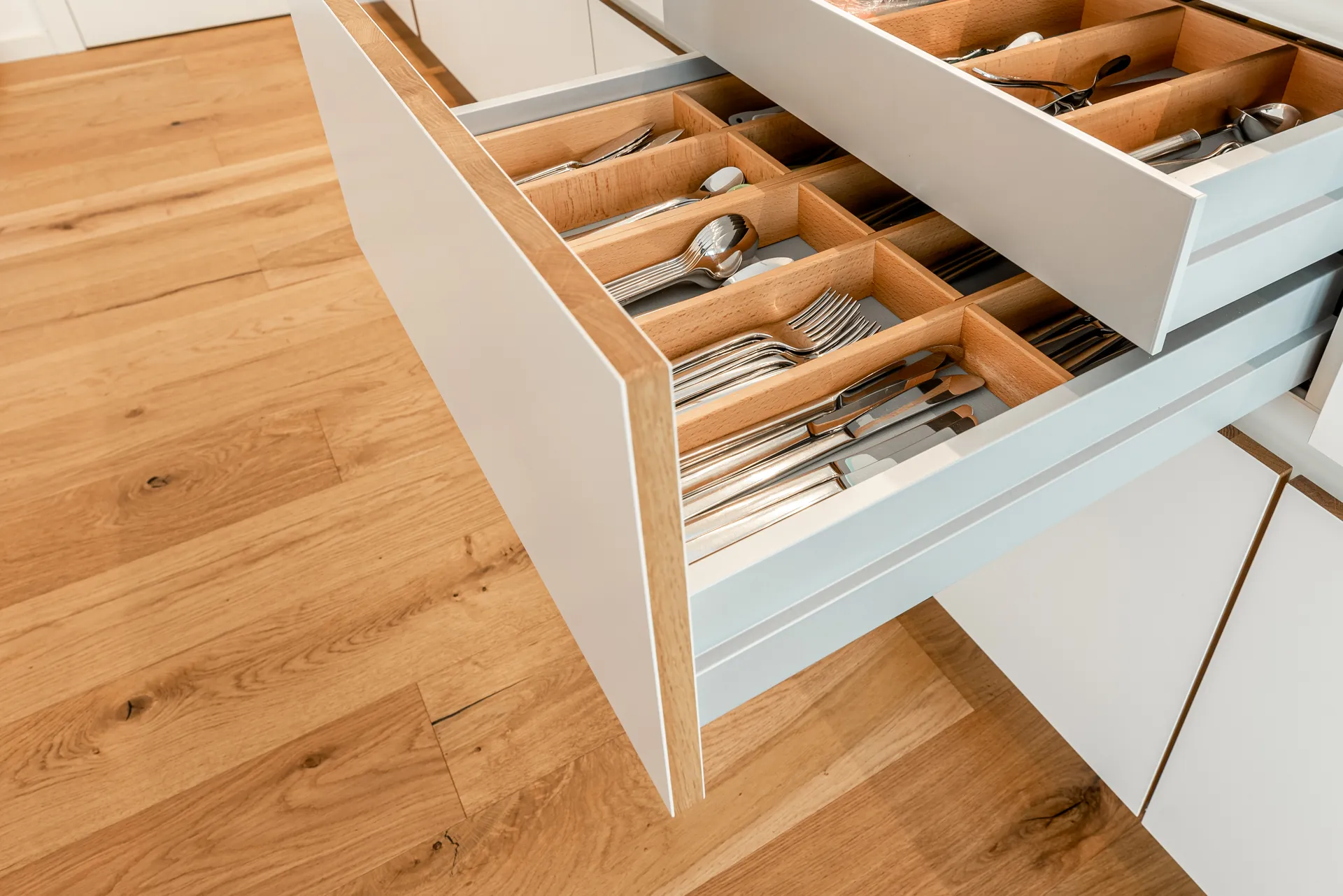 Designküche – Küchenzeile mit Miele Geräten und Edelstahl-Spüle