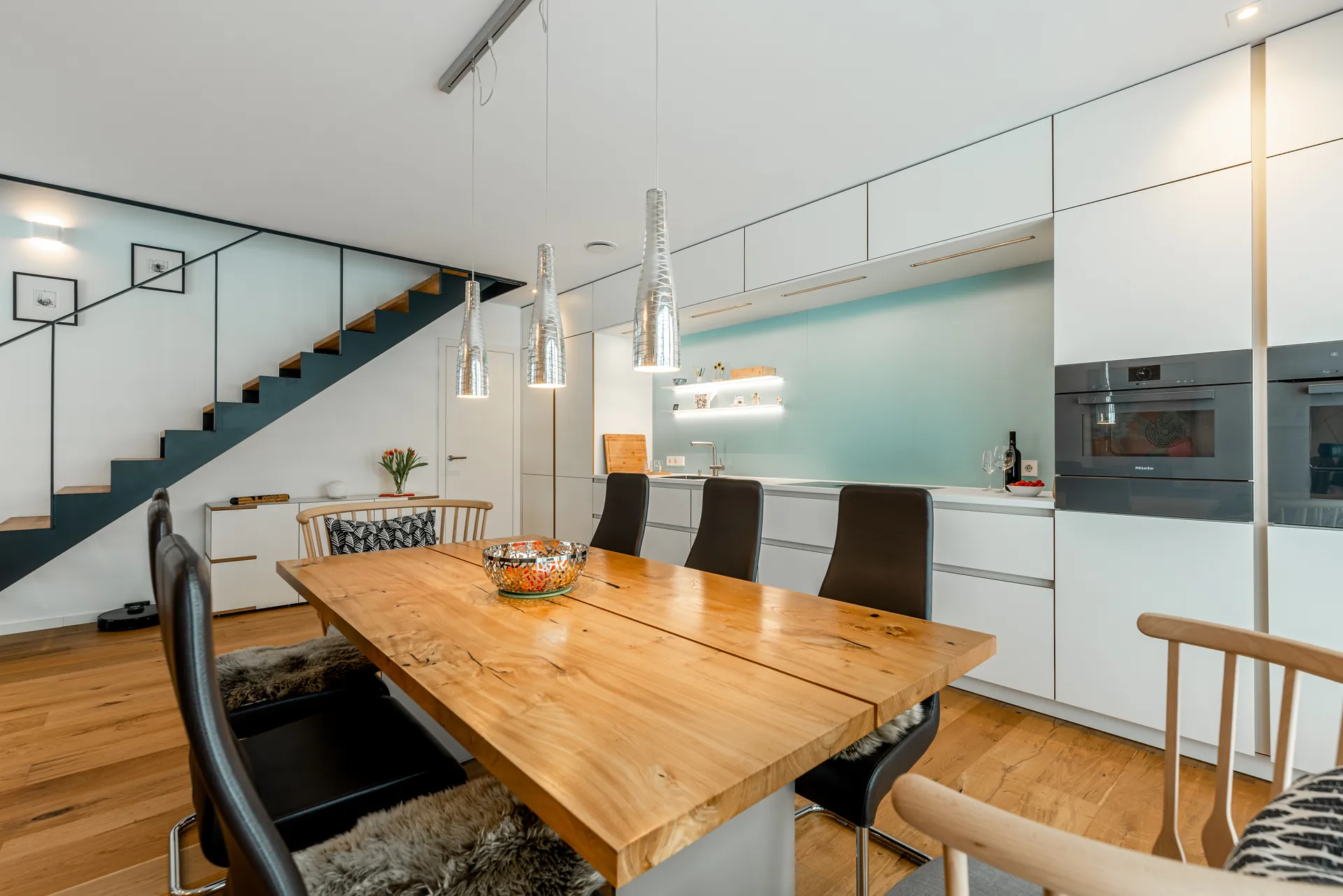 Designküche – Küchenzeile mit Miele Geräten und Edelstahl-Spüle