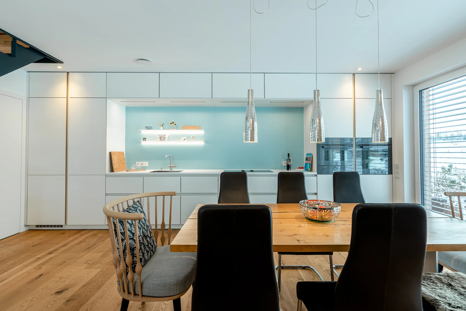 Designküche – Küchenzeile mit Miele Geräten und Edelstahl-Spüle