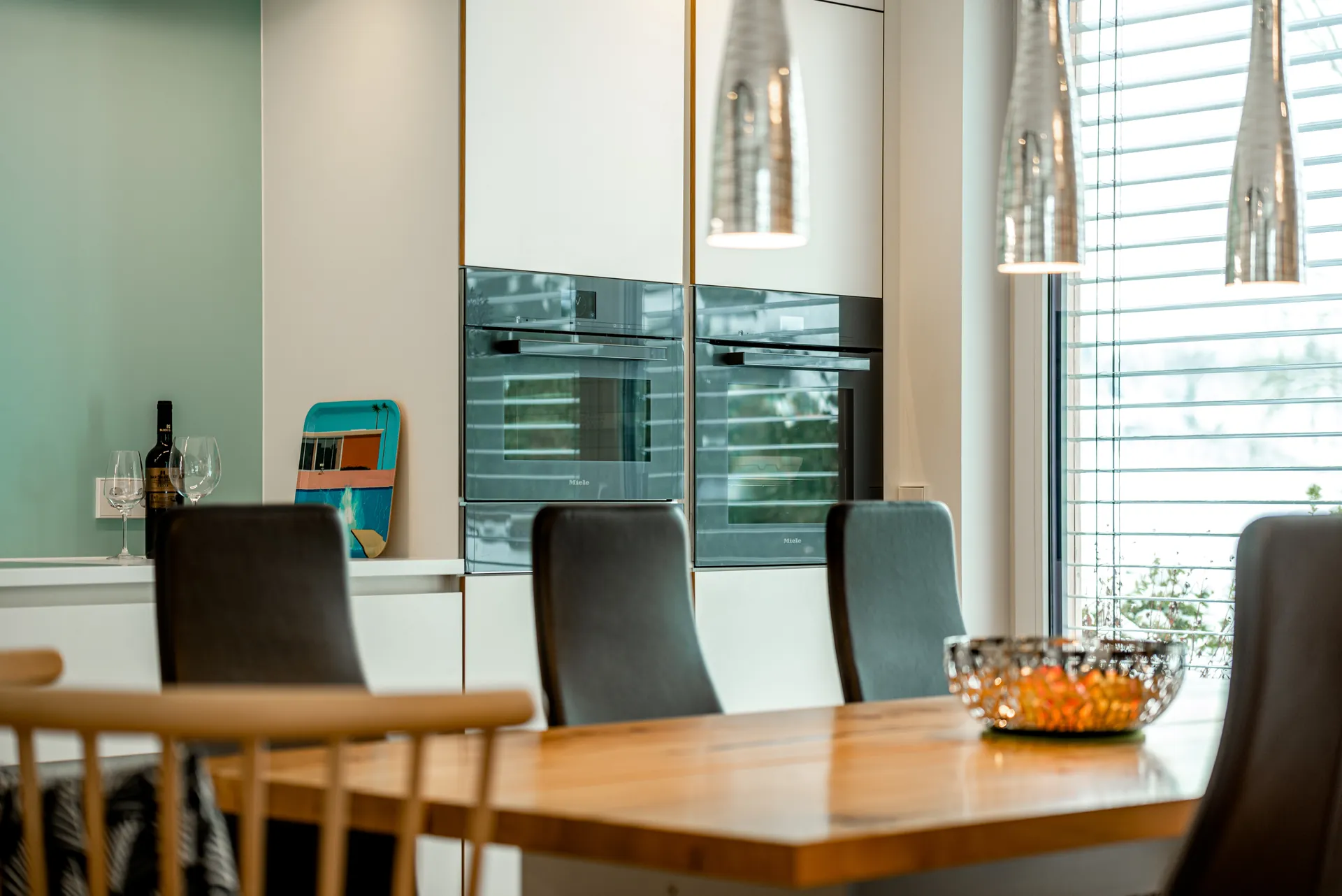 Designküche – Küchenzeile mit Miele Geräten und Edelstahl-Spüle