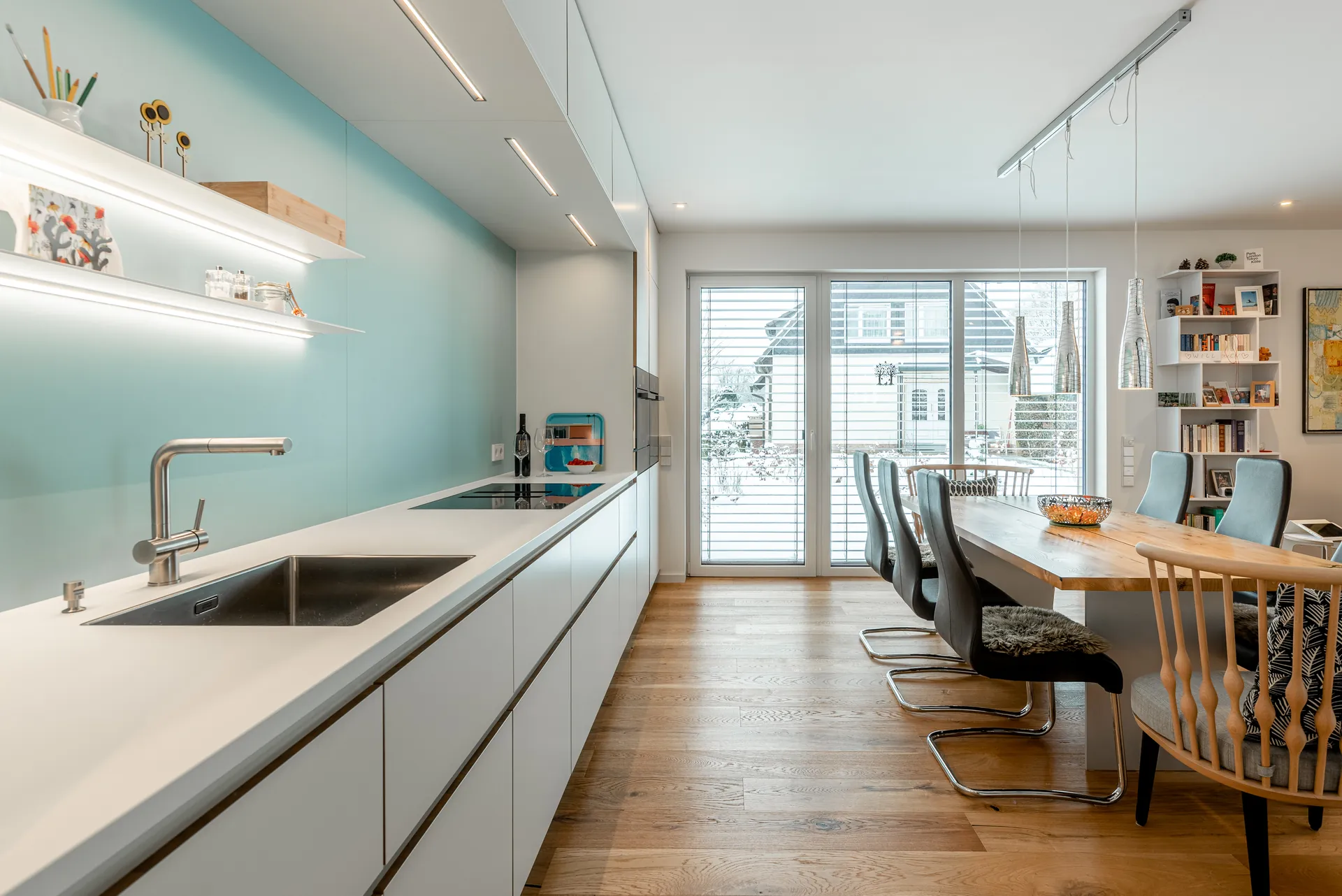 Designküche – Küchenzeile mit Miele Geräten und Edelstahl-Spüle