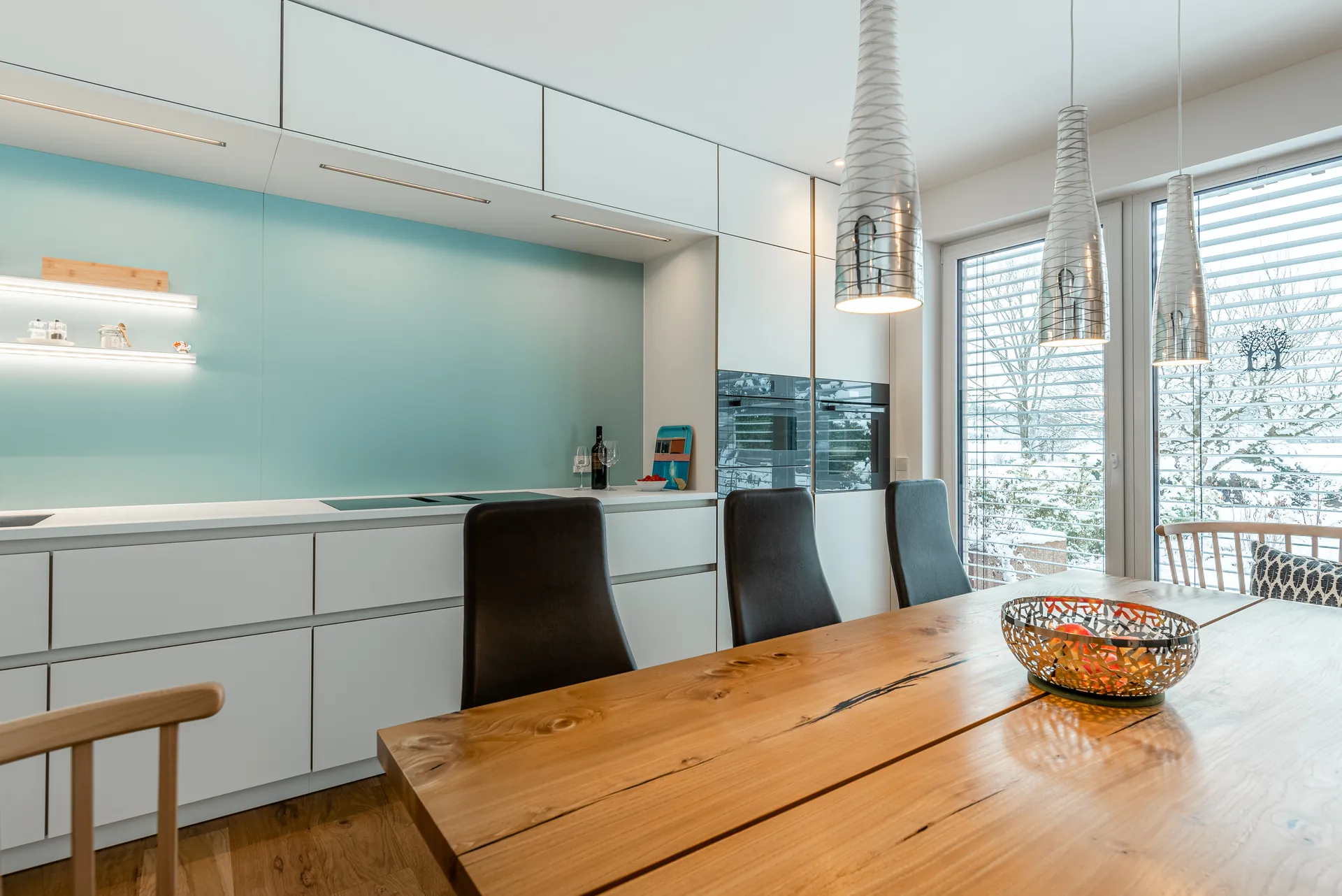 Designküche – Küchenzeile mit Miele Geräten und Edelstahl-Spüle