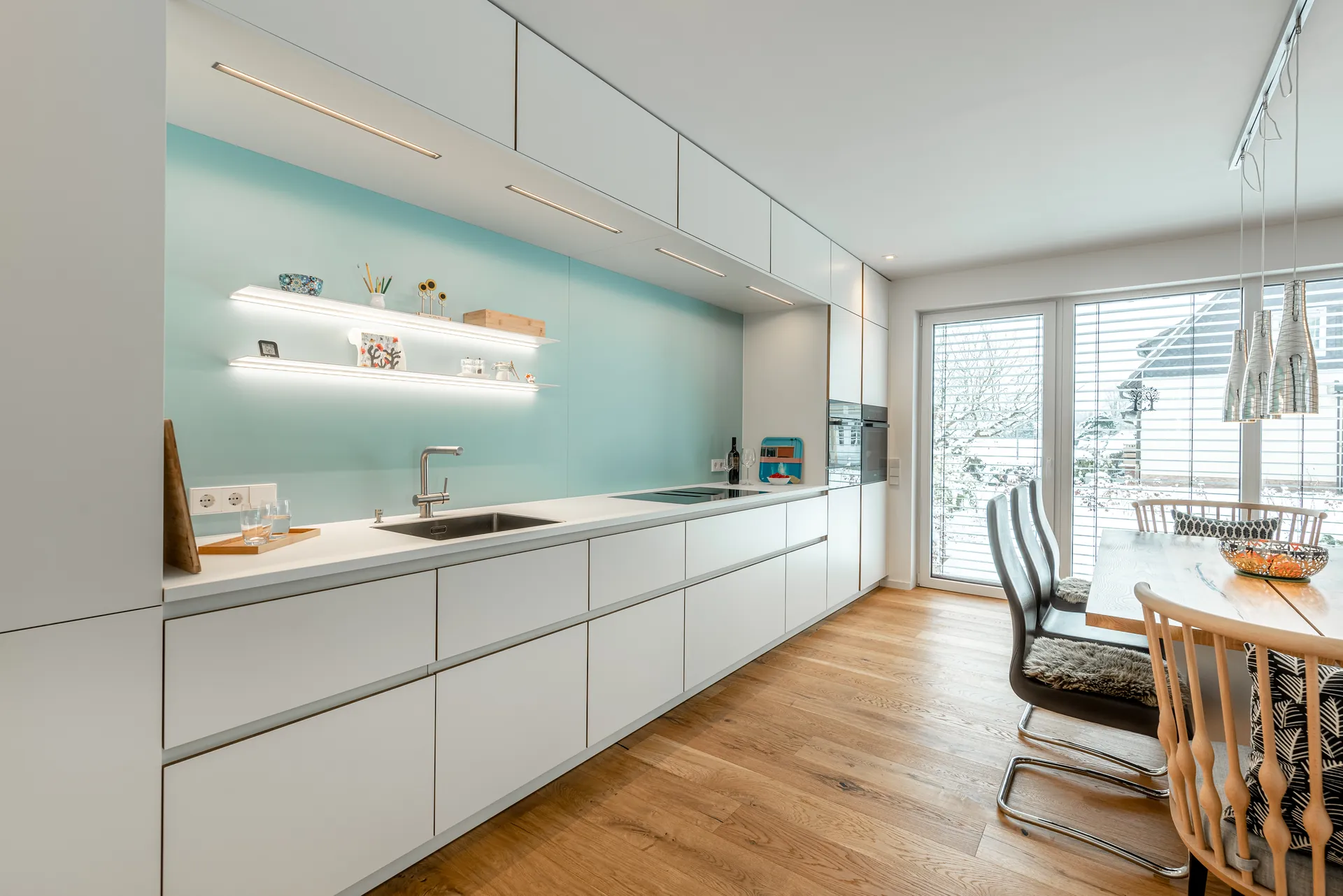 Designküche – Küchenzeile mit Miele Geräten und Edelstahl-Spüle
