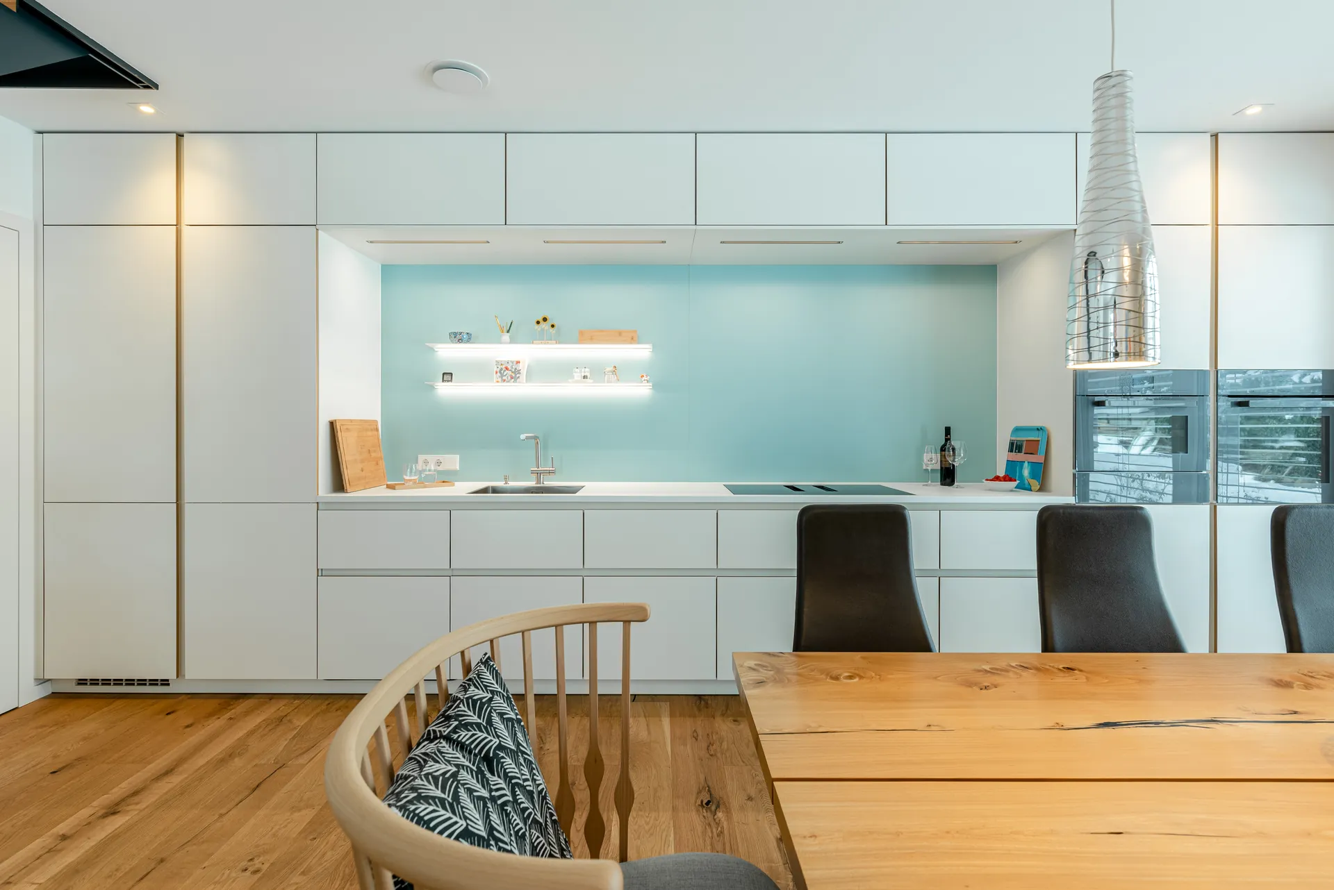 Designküche – Küchenzeile mit Miele Geräten und Edelstahl-Spüle
