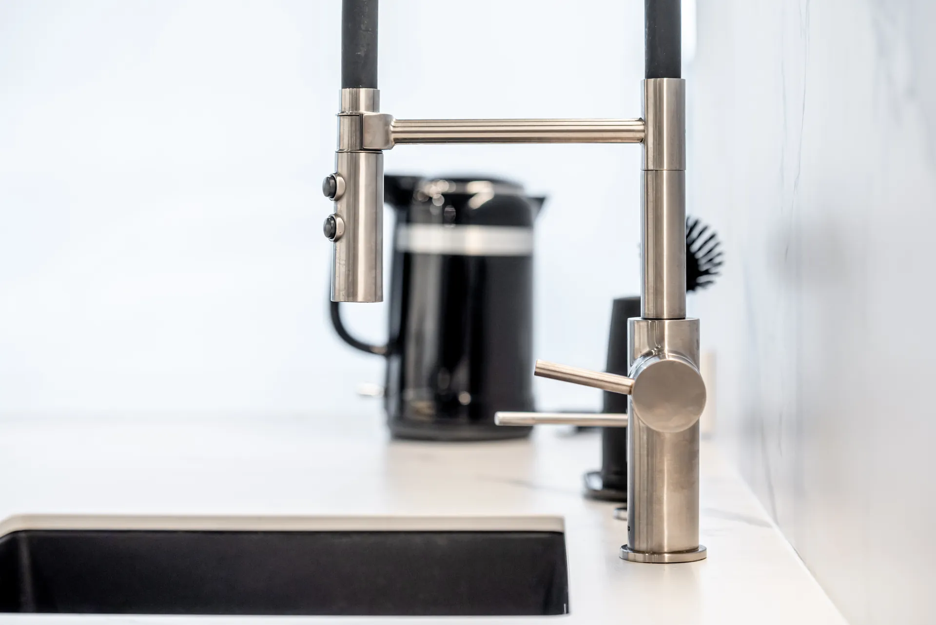 Designküche – Zeitlose Küche mit Keramik und klarer Linienführung