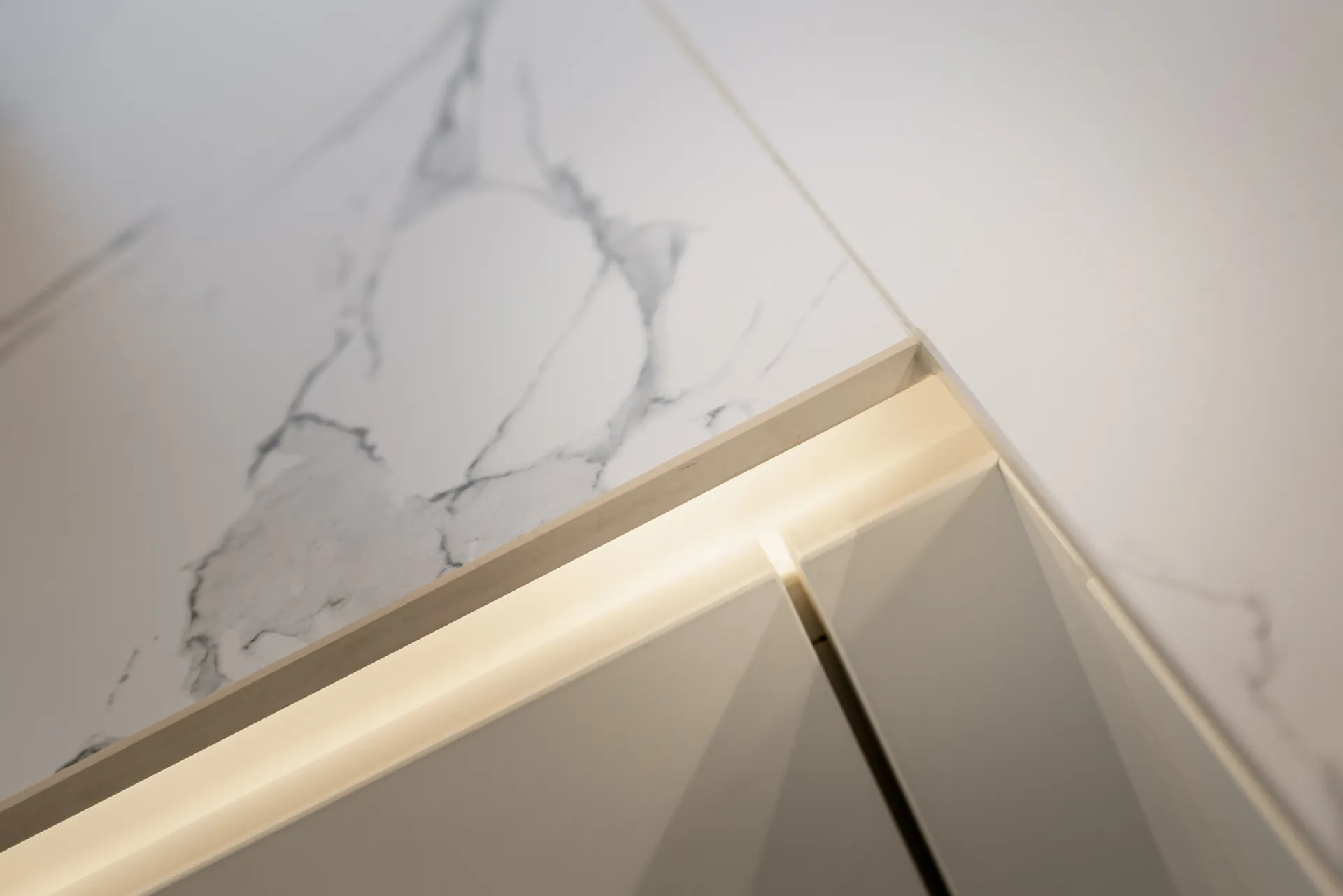 Designküche – Zeitlose Küche mit Keramik und klarer Linienführung