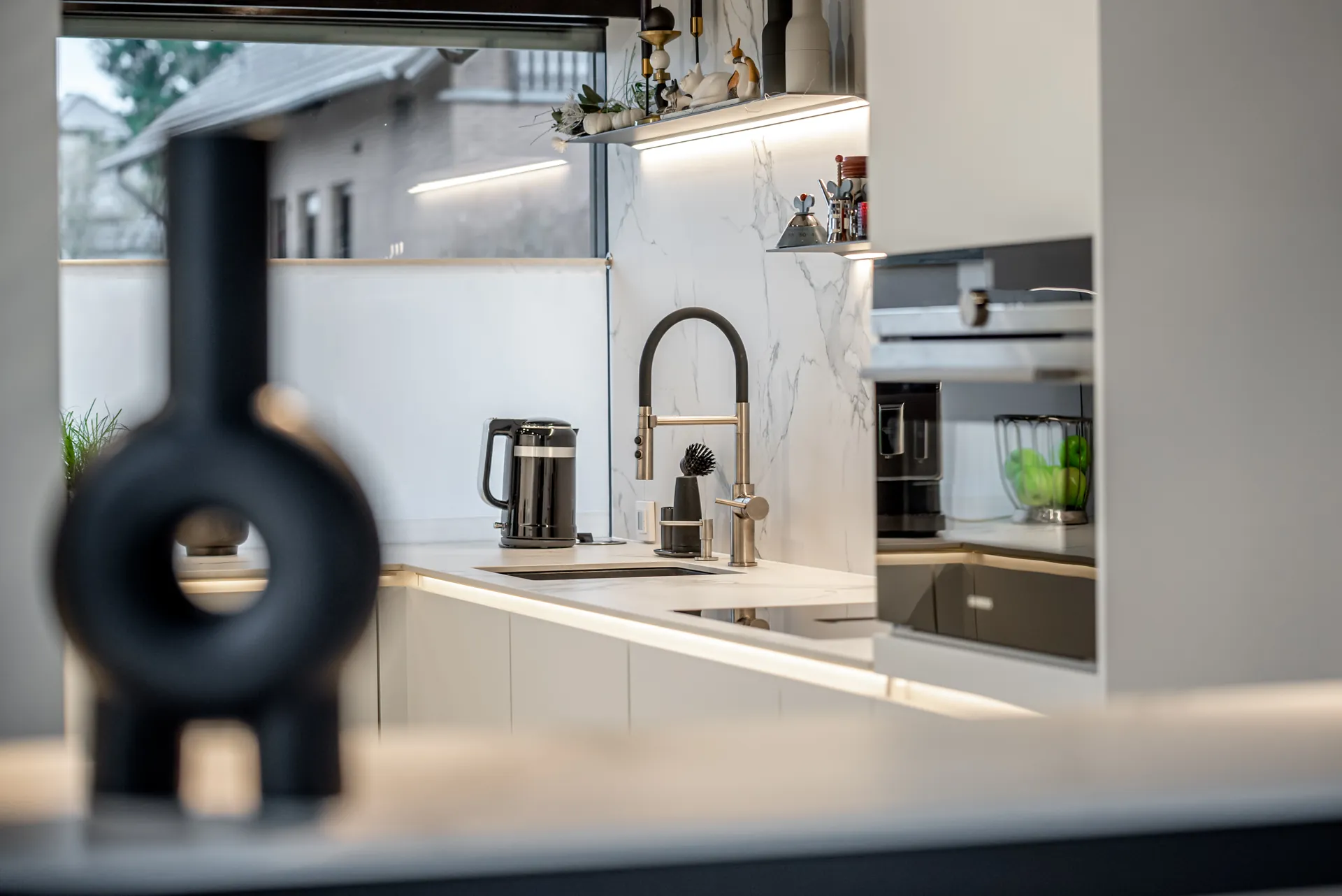 Designküche – Zeitlose Küche mit Keramik und klarer Linienführung