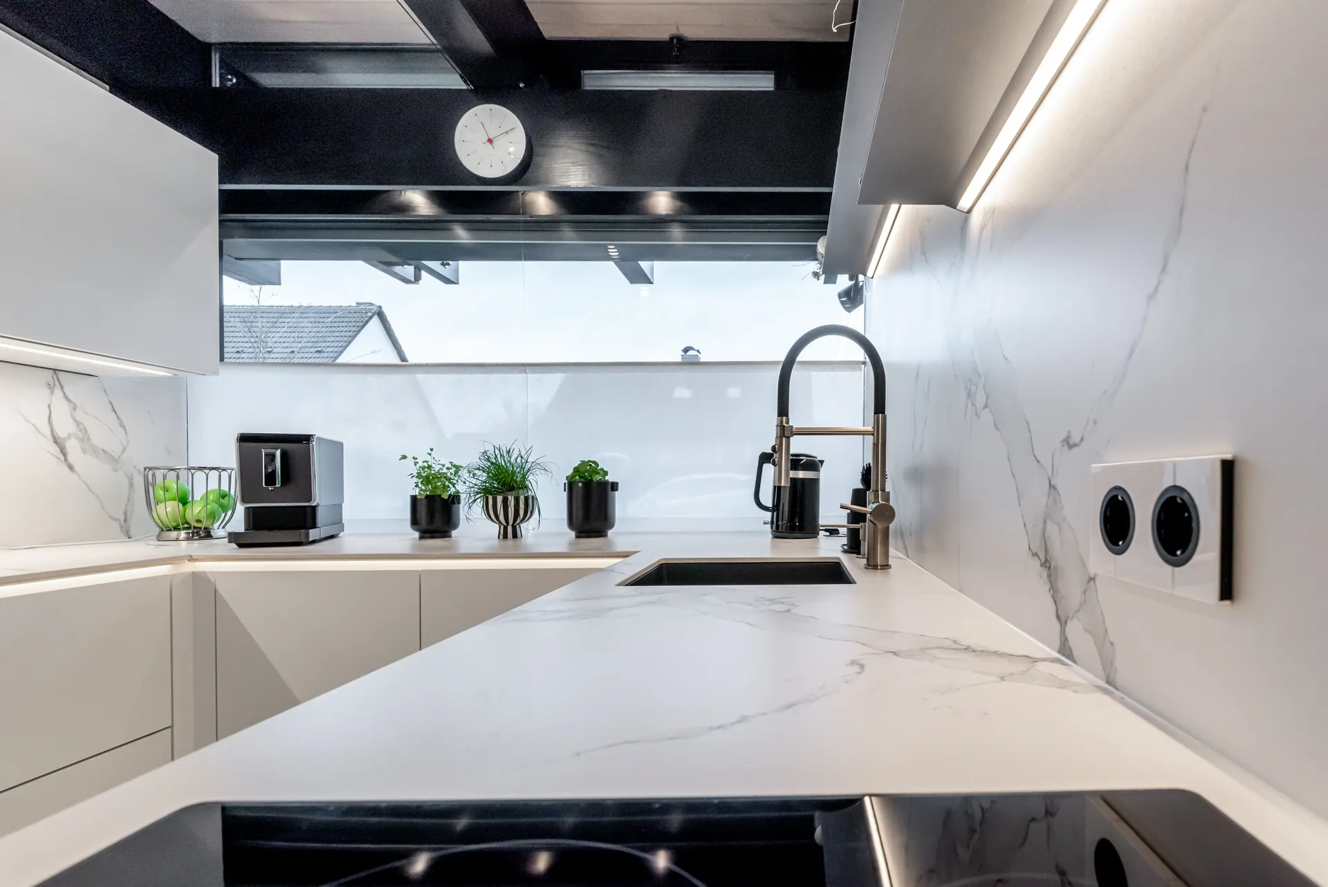 Designküche – Zeitlose Küche mit Keramik und klarer Linienführung
