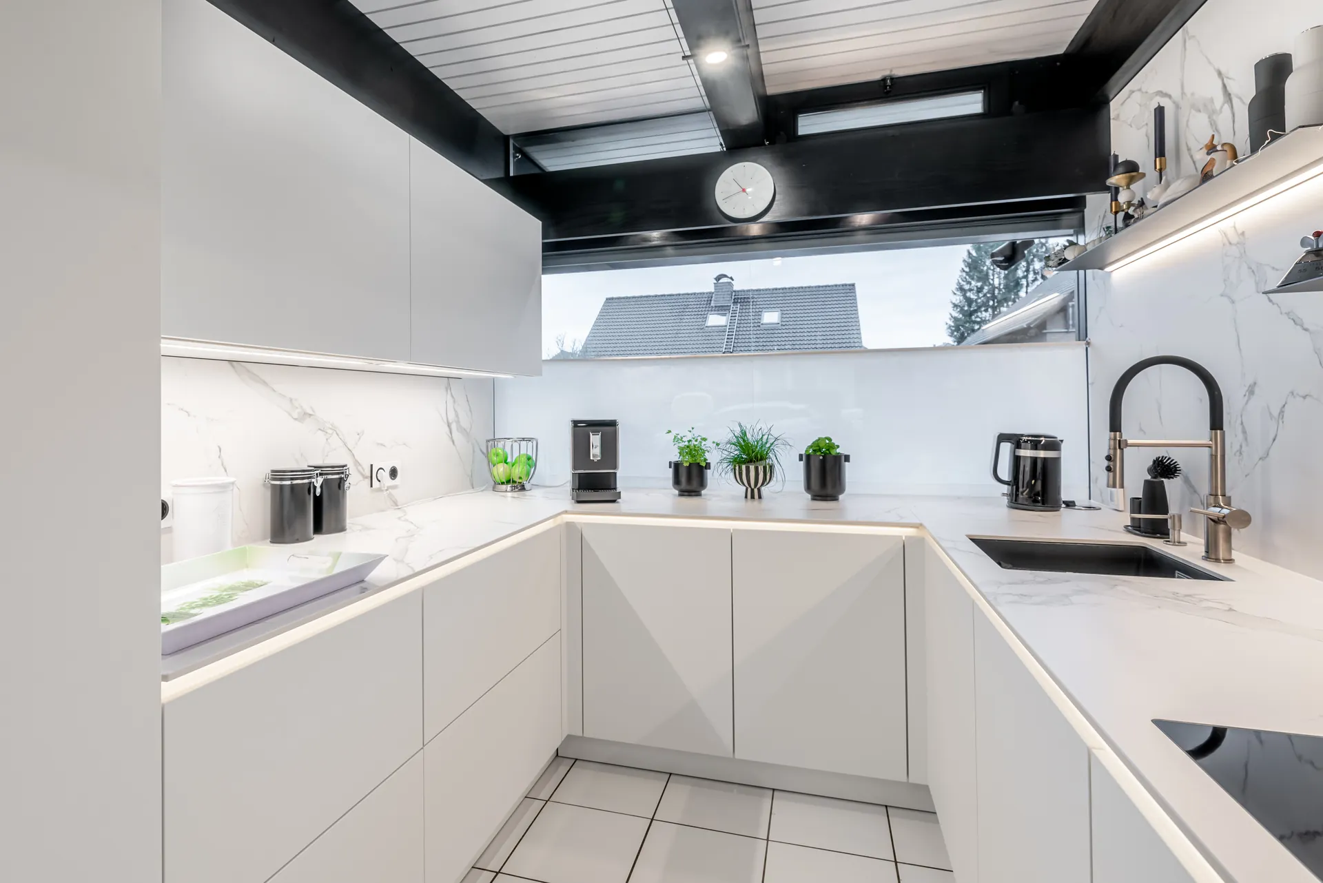 Designküche – Zeitlose Küche mit Keramik und klarer Linienführung