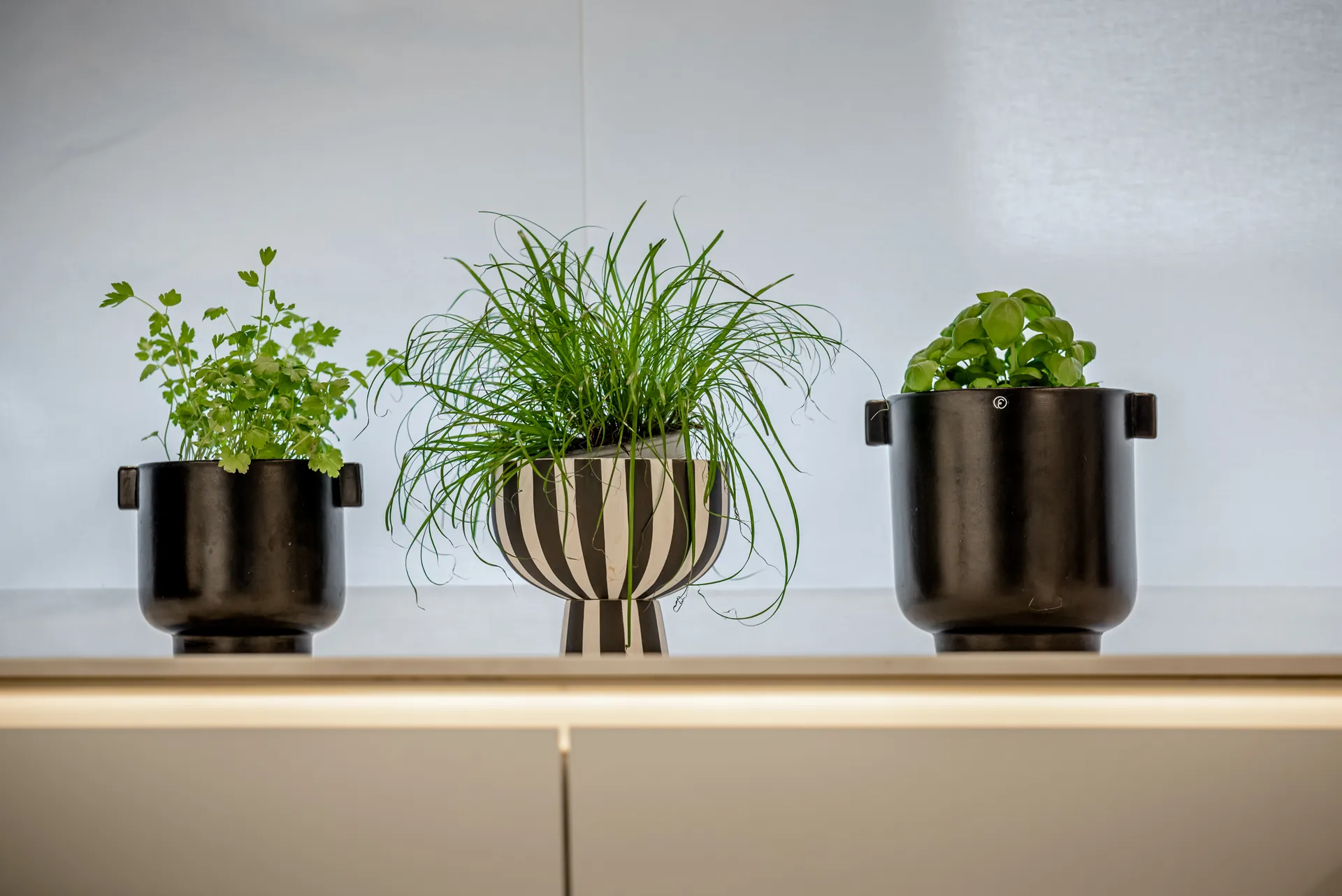 Designküche – Zeitlose Küche mit Keramik und klarer Linienführung