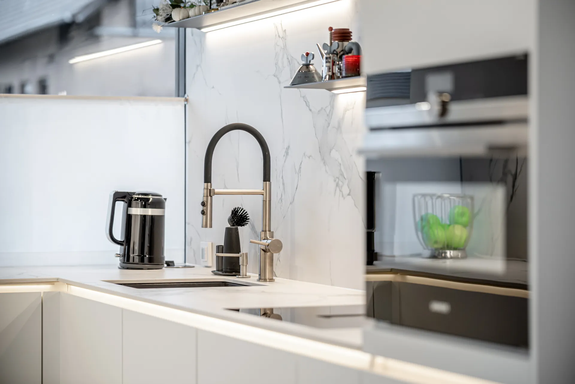 Designküche – Zeitlose Küche mit Keramik und klarer Linienführung