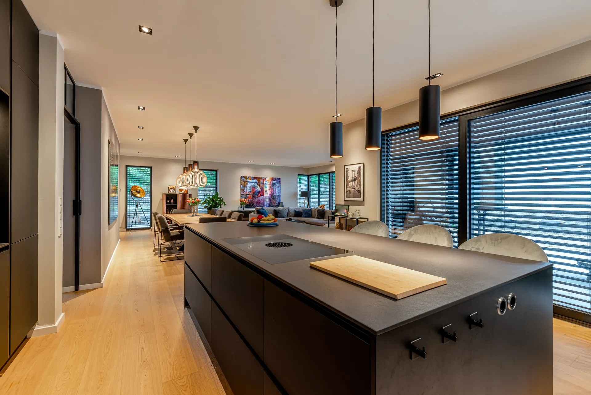 Designküche in Schwarz – Grifflose Küche mit raumhoher Planung