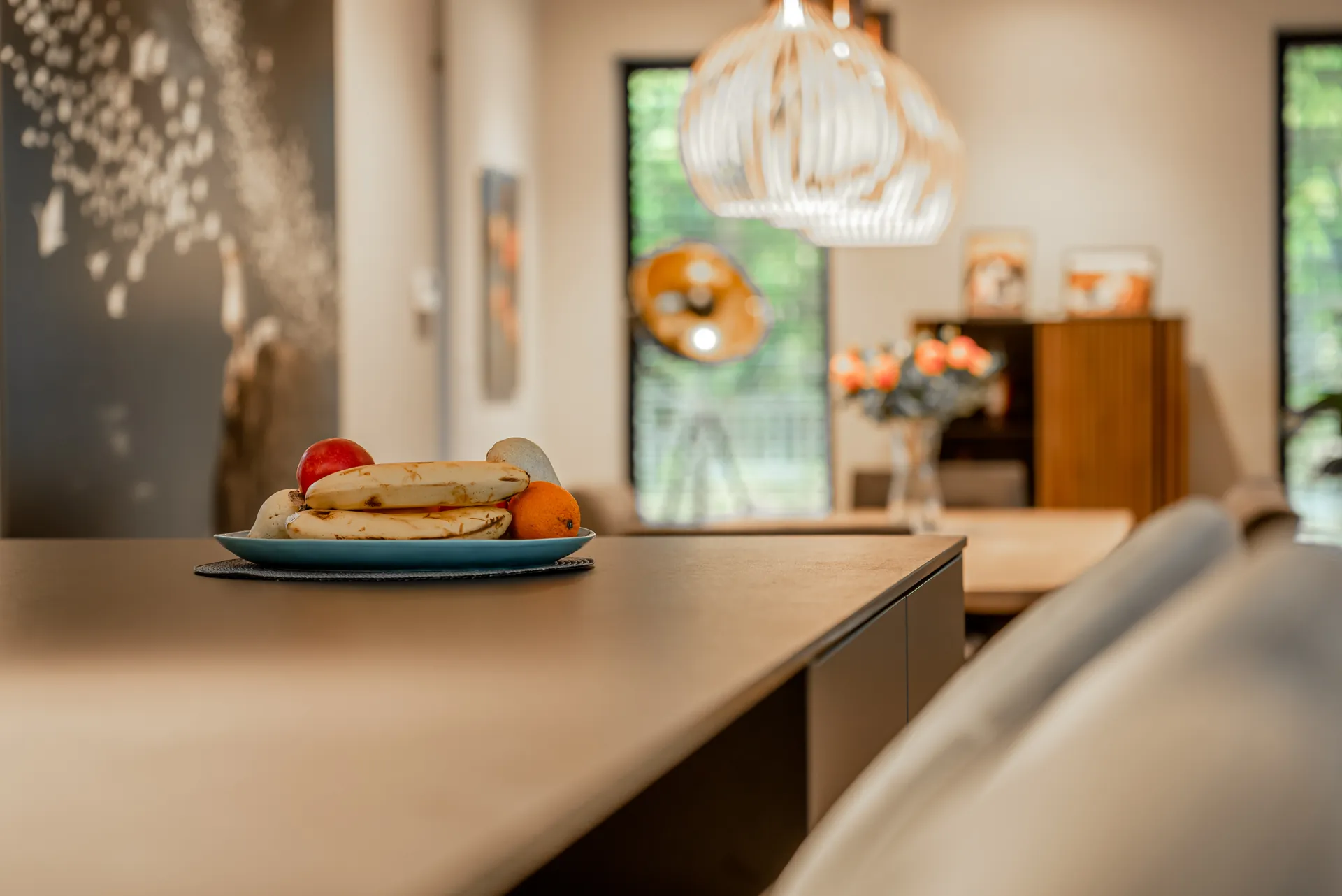 Designküche in Schwarz – Grifflose Küche mit raumhoher Planung