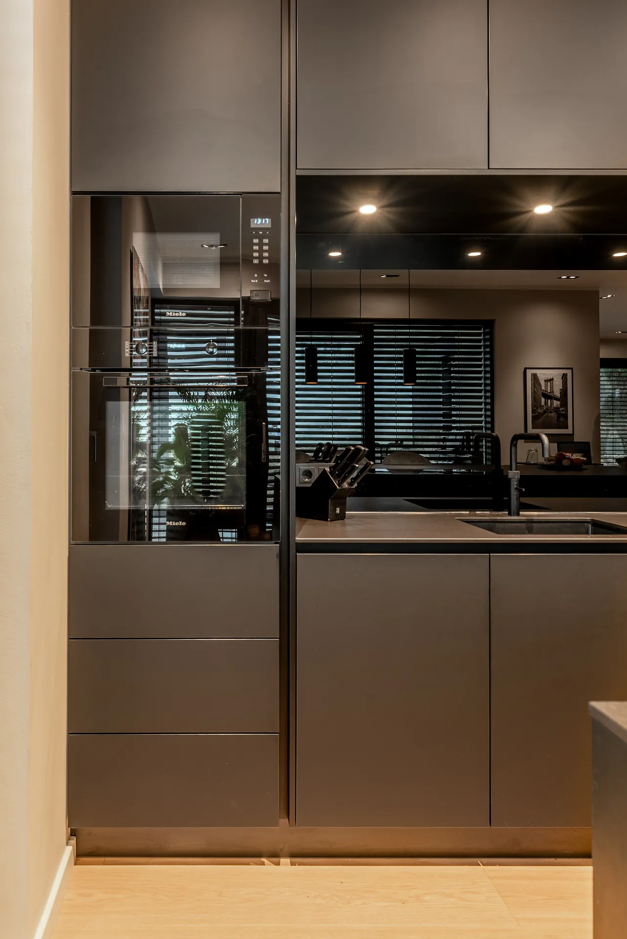 Designküche in Schwarz – Grifflose Küche mit raumhoher Planung