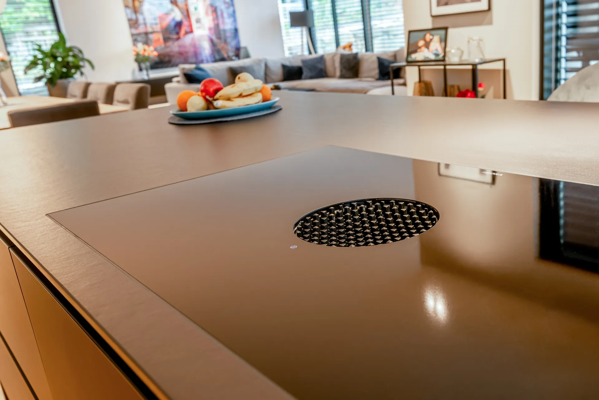 Designküche in Schwarz – Grifflose Küche mit raumhoher Planung