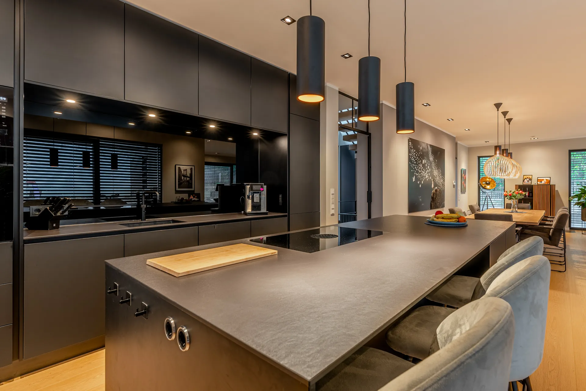 Designküche in Schwarz – Grifflose Küche mit raumhoher Planung