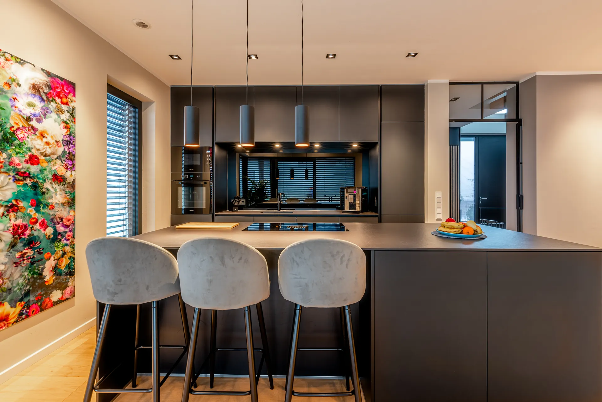Designküche in Schwarz – Grifflose Küche mit raumhoher Planung