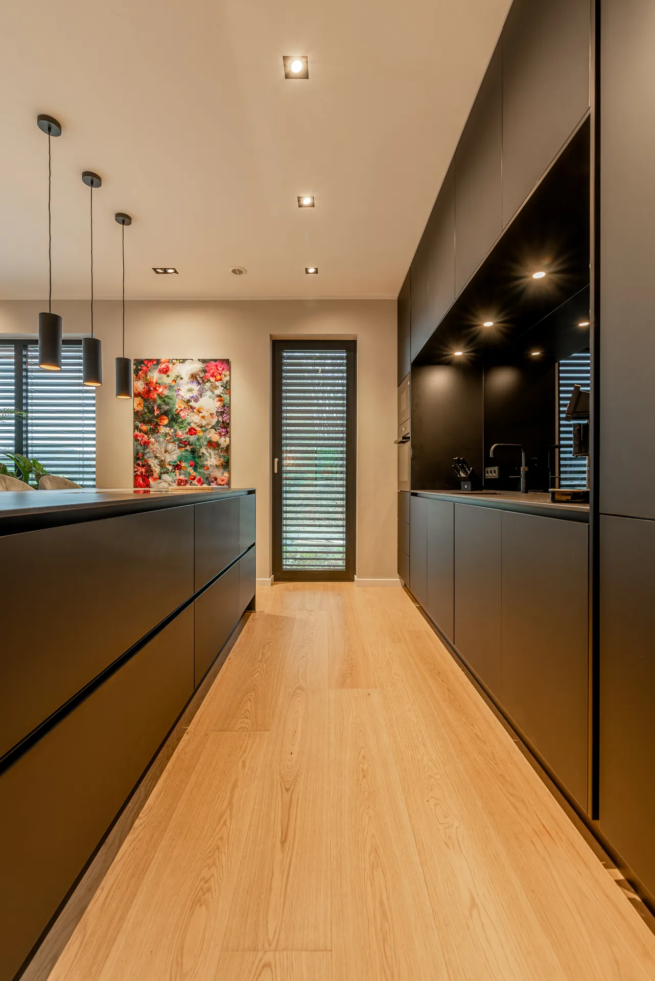 Designküche in Schwarz – Grifflose Küche mit raumhoher Planung
