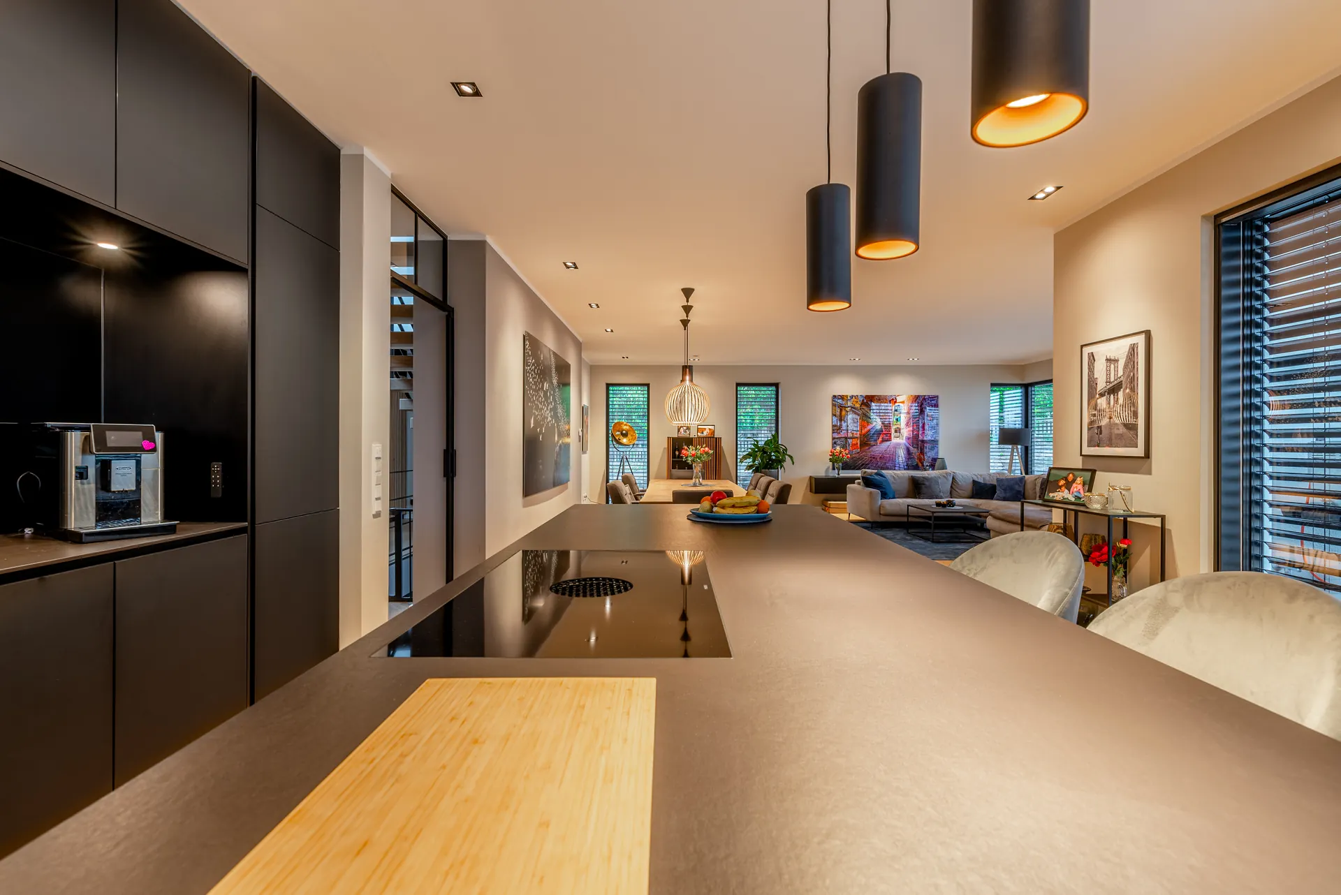 Designküche in Schwarz – Grifflose Küche mit raumhoher Planung