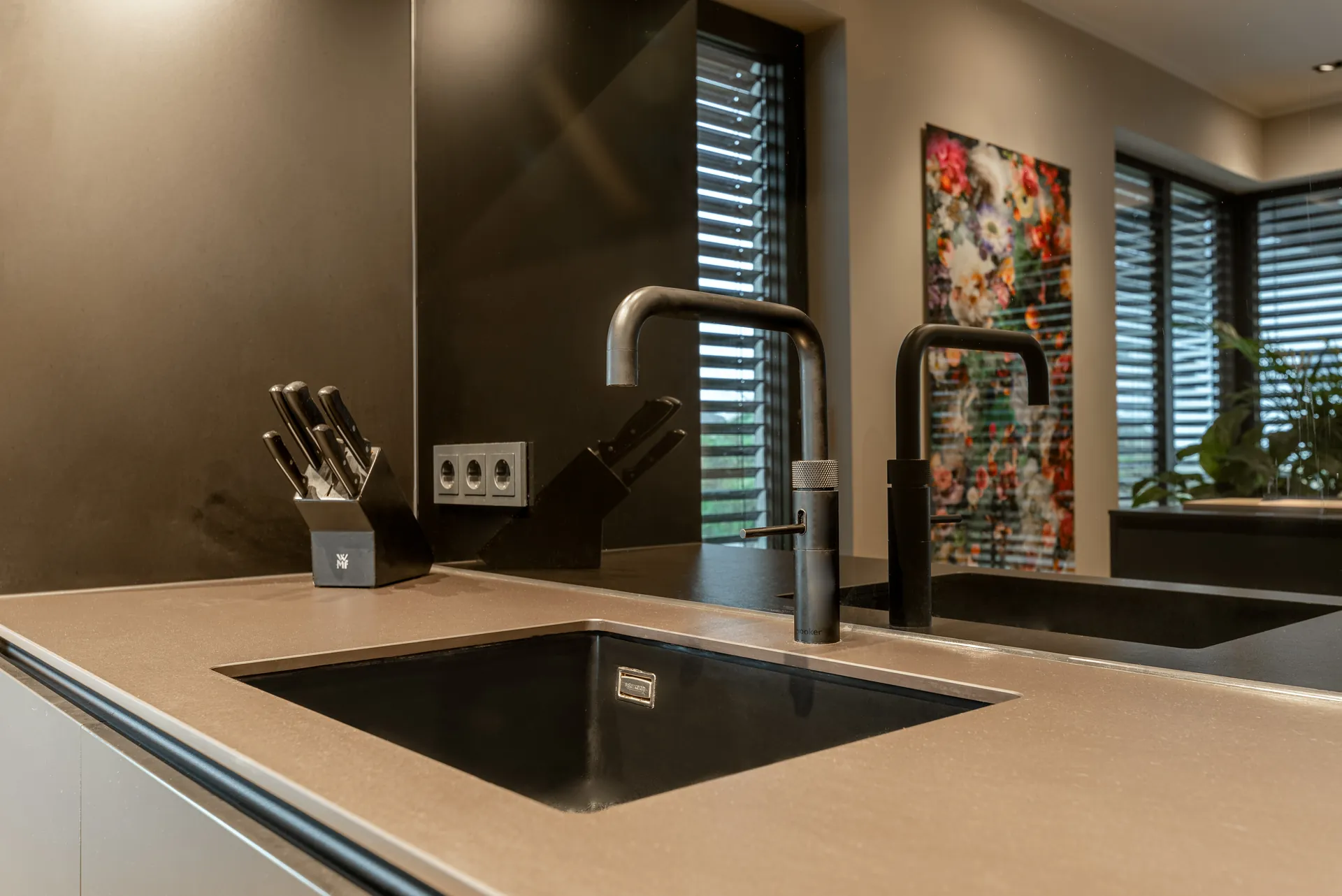 Designküche in Schwarz – Grifflose Küche mit raumhoher Planung