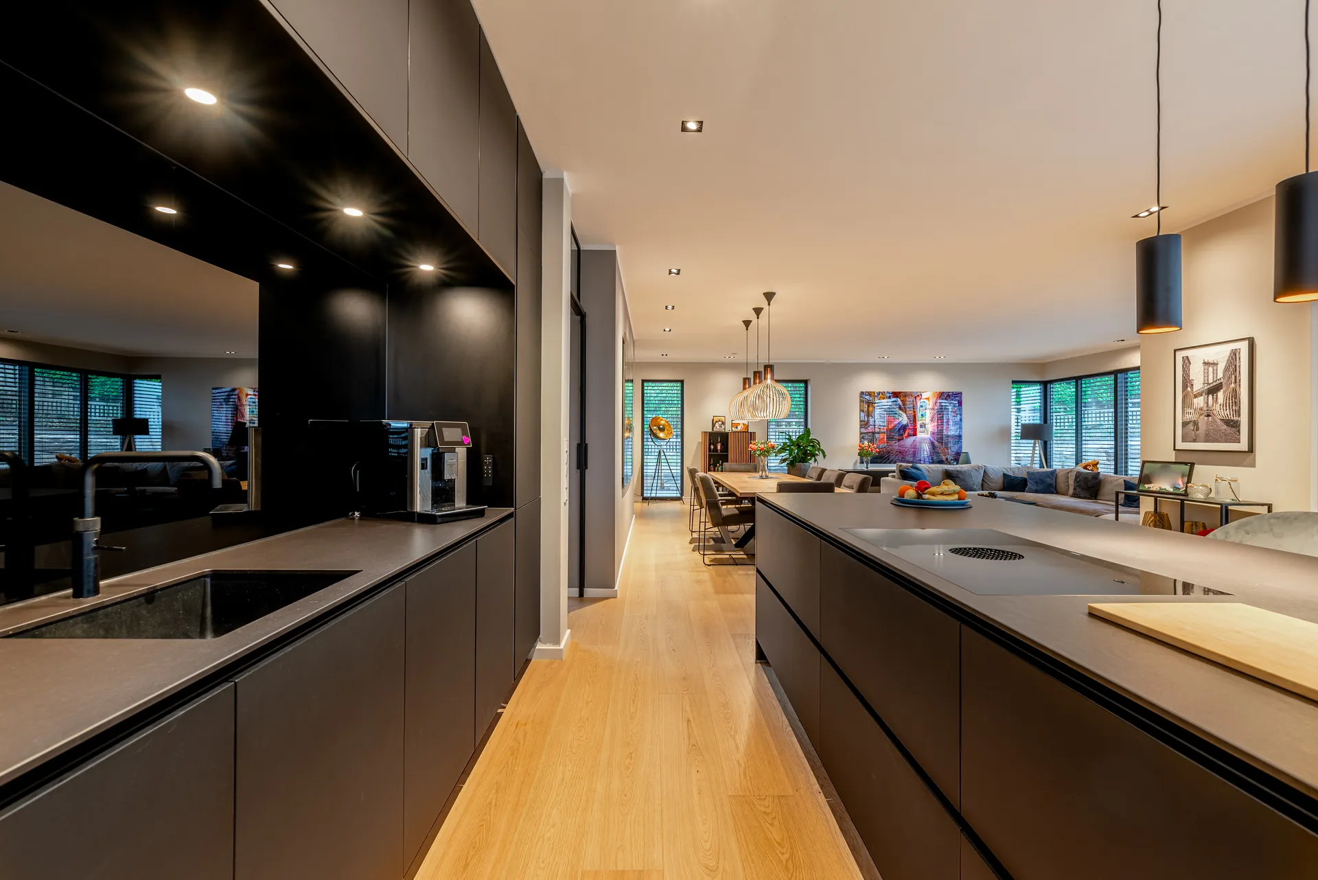 Designküche in Schwarz – Grifflose Küche mit raumhoher Planung