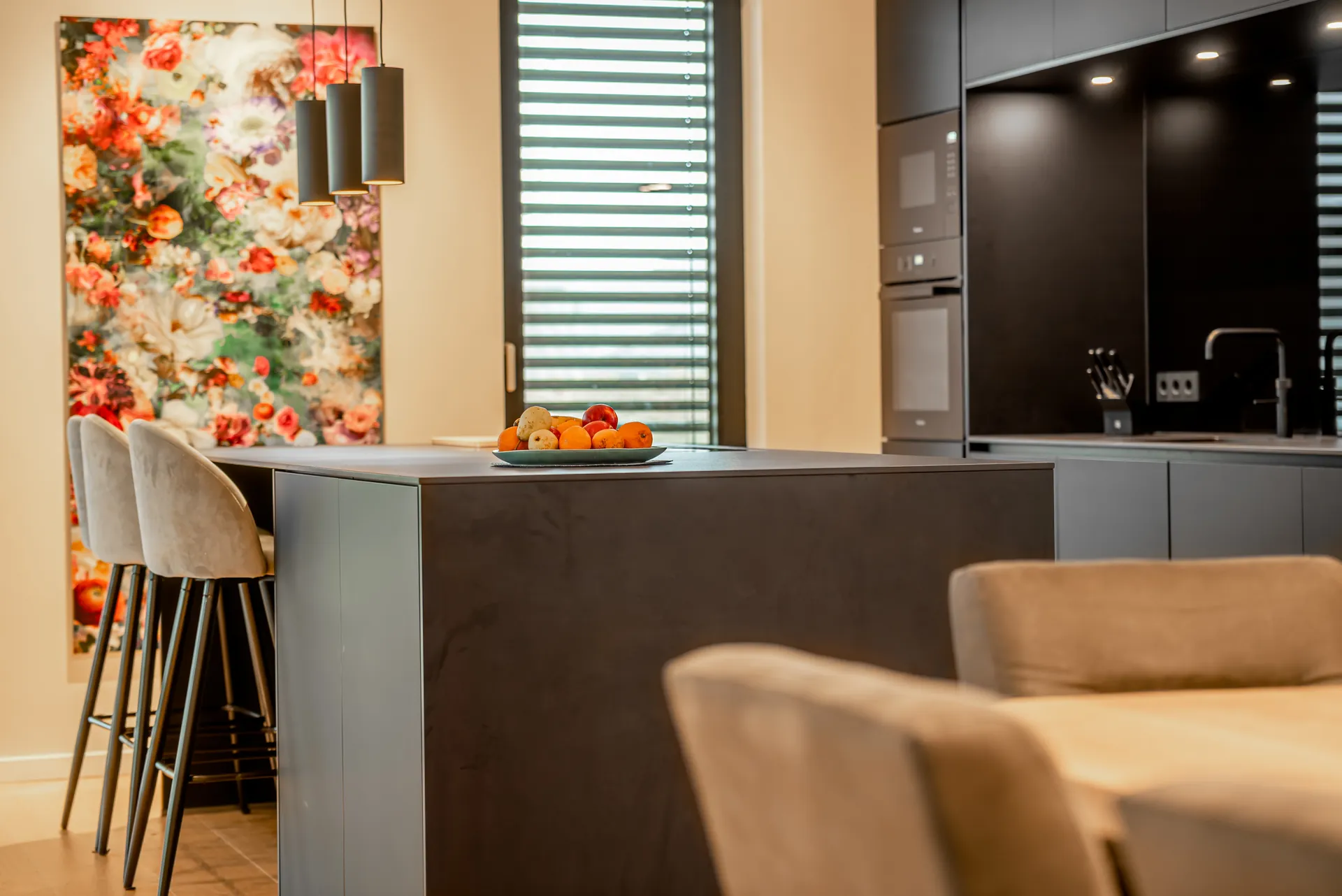 Designküche in Schwarz – Grifflose Küche mit raumhoher Planung