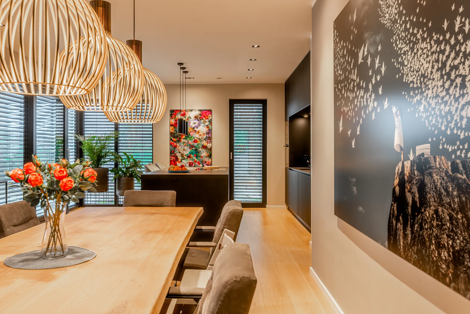 Designküche in Schwarz – Grifflose Küche mit raumhoher Planung