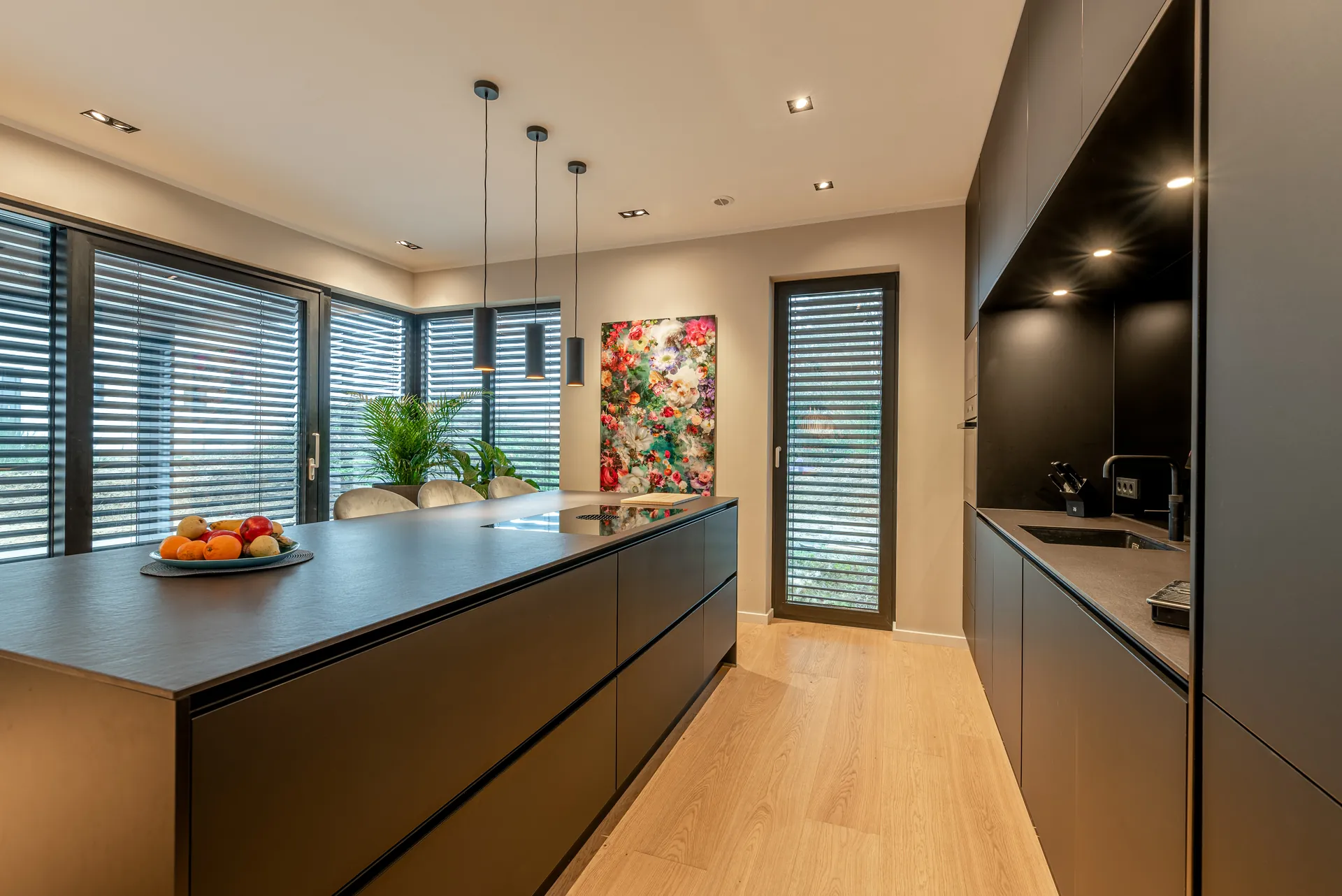 Designküche in Schwarz – Grifflose Küche mit raumhoher Planung