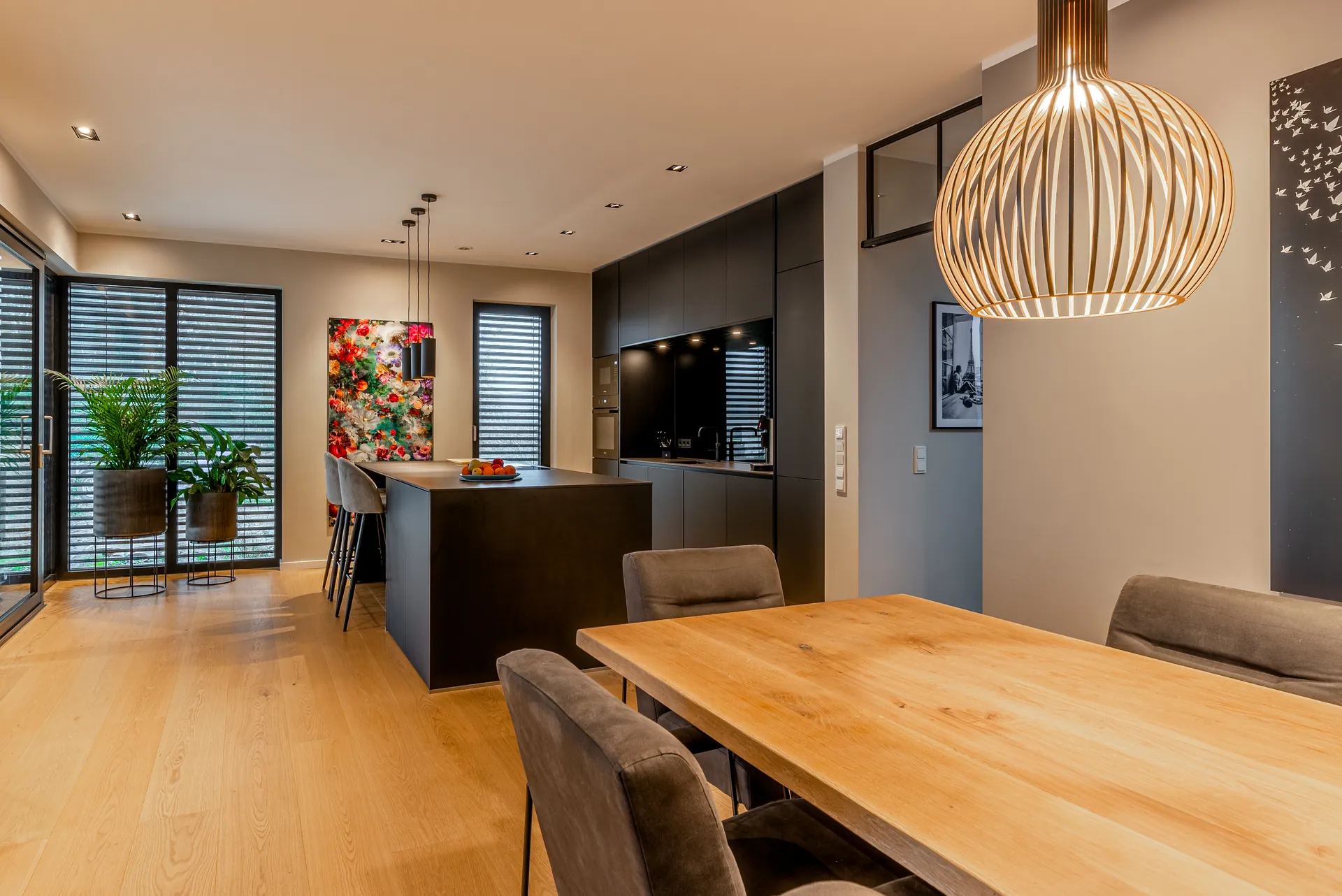 Designküche in Schwarz – Grifflose Küche mit raumhoher Planung