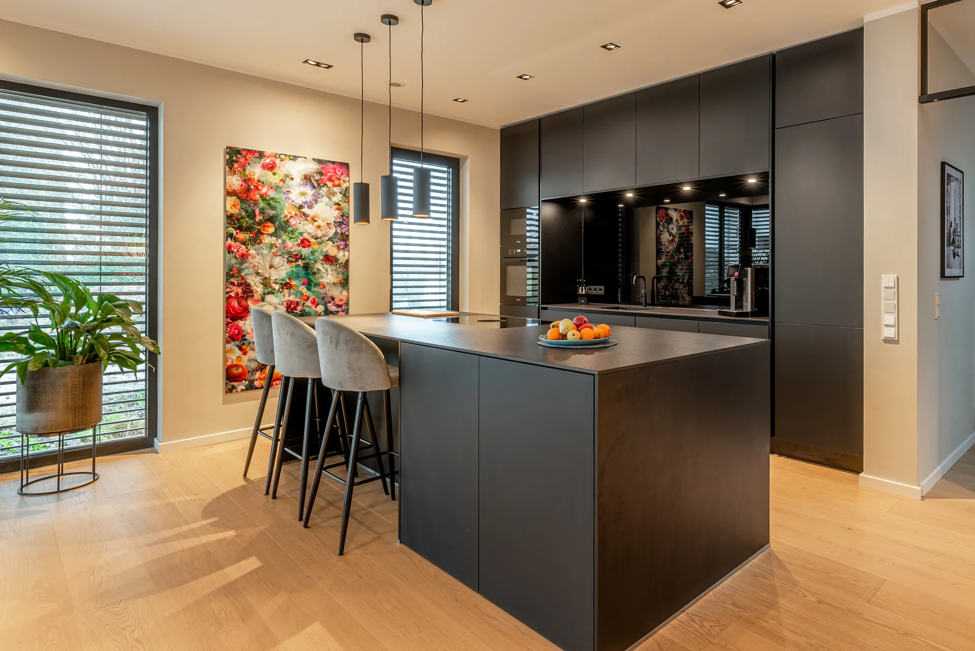 Designküche in Schwarz – Grifflose Küche mit raumhoher Planung