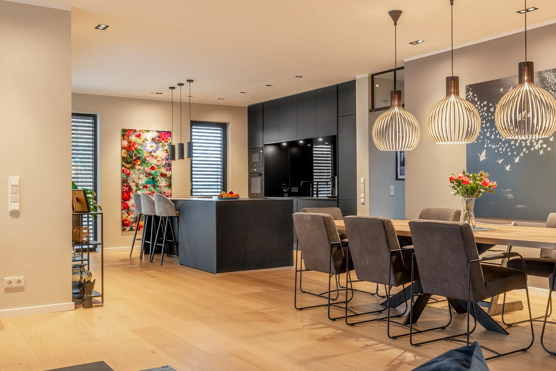 Designküche in Schwarz – Grifflose Küche mit raumhoher Planung