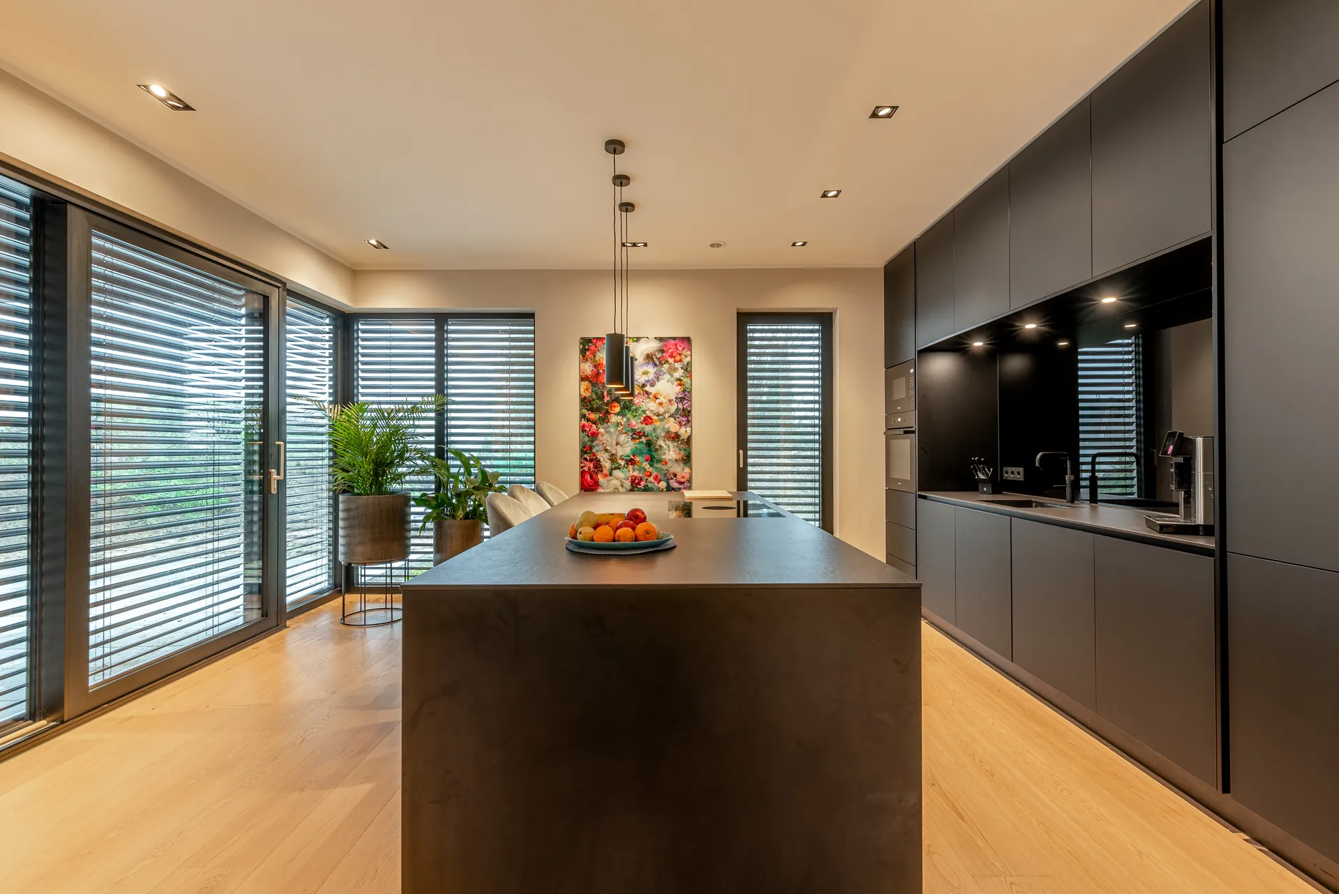 Designküche in Schwarz – Grifflose Küche mit raumhoher Planung