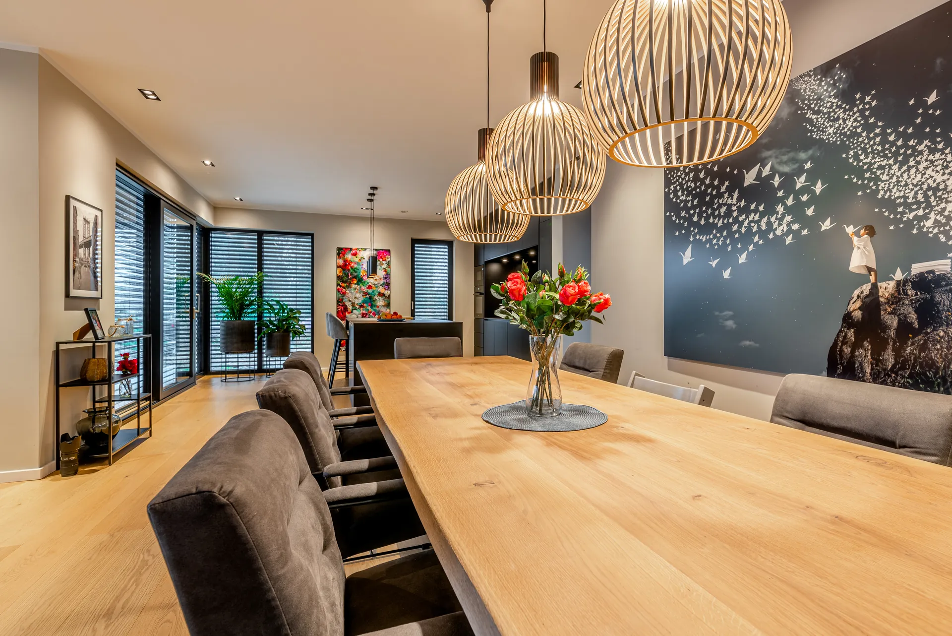 Designküche in Schwarz – Grifflose Küche mit raumhoher Planung