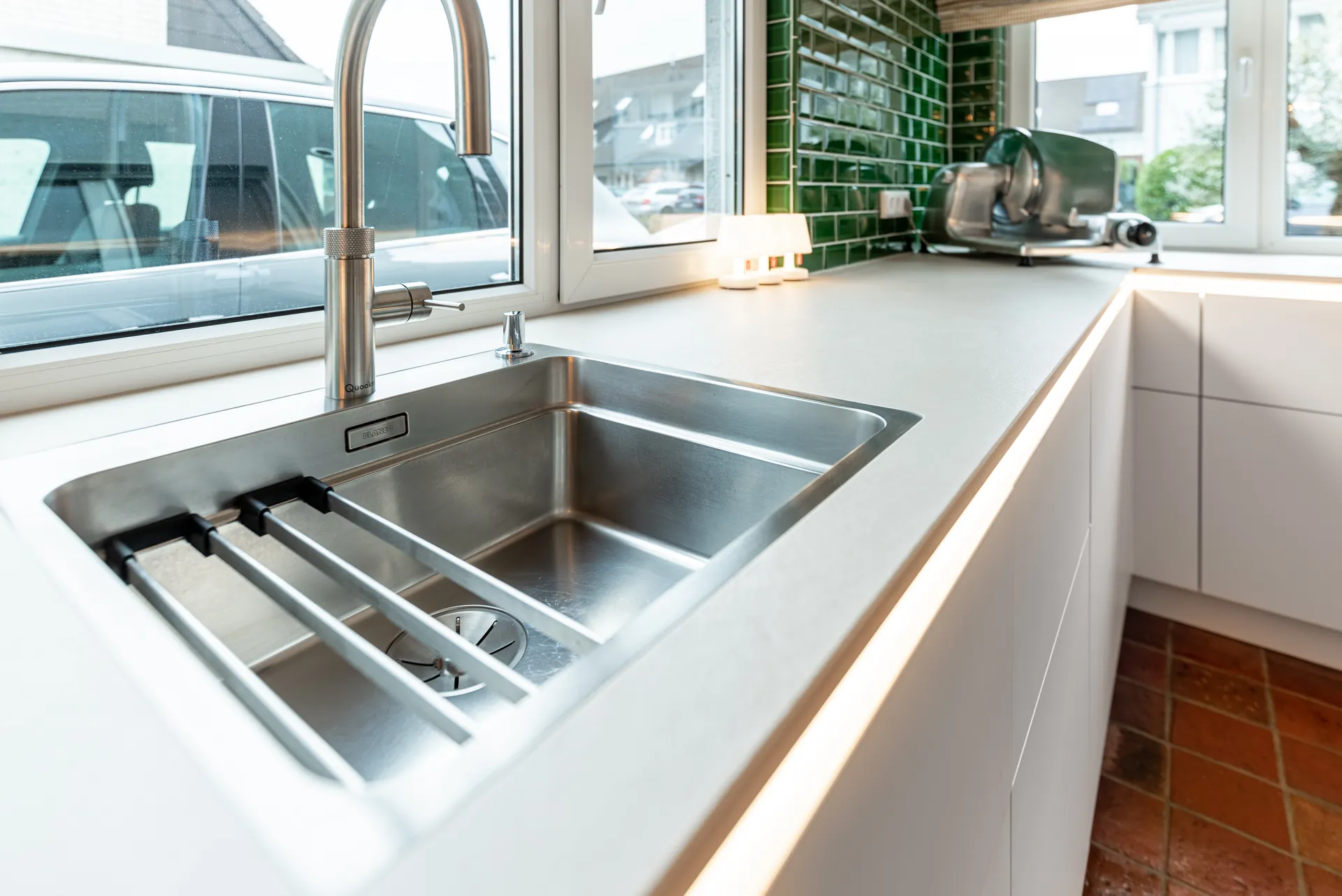 Designküche – Leicht Küche grifflos mit Keramik und Bora