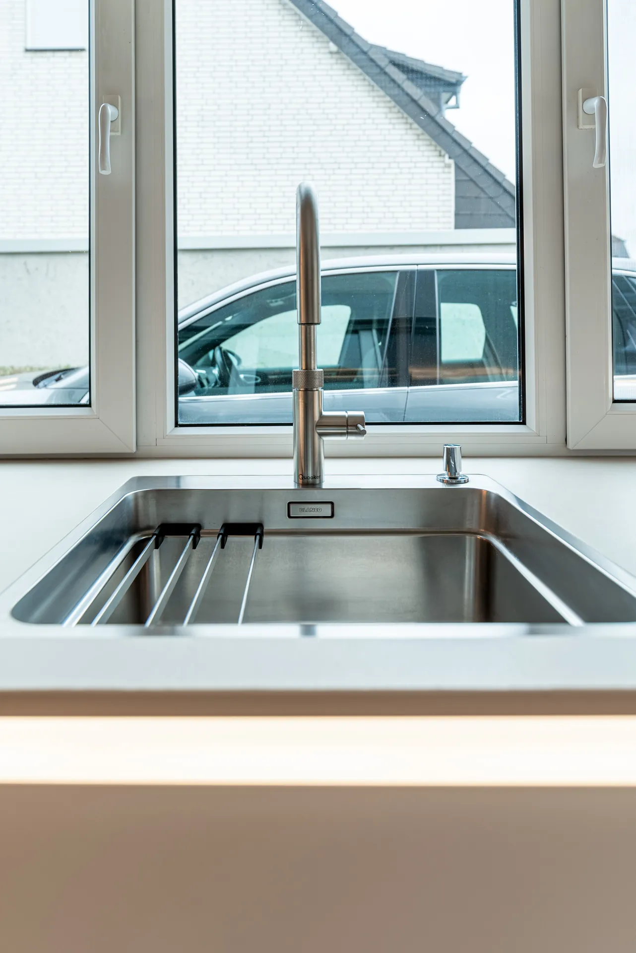 Designküche – Leicht Küche grifflos mit Keramik und Bora