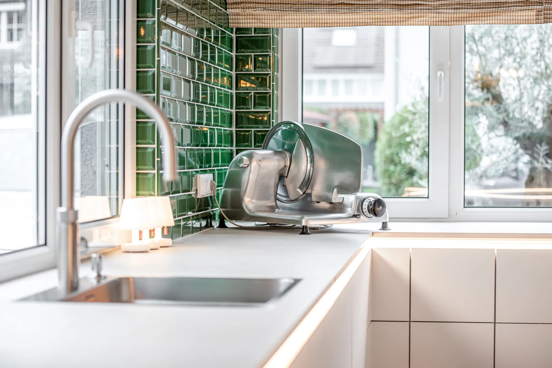 Designküche – Leicht Küche grifflos mit Keramik und Bora