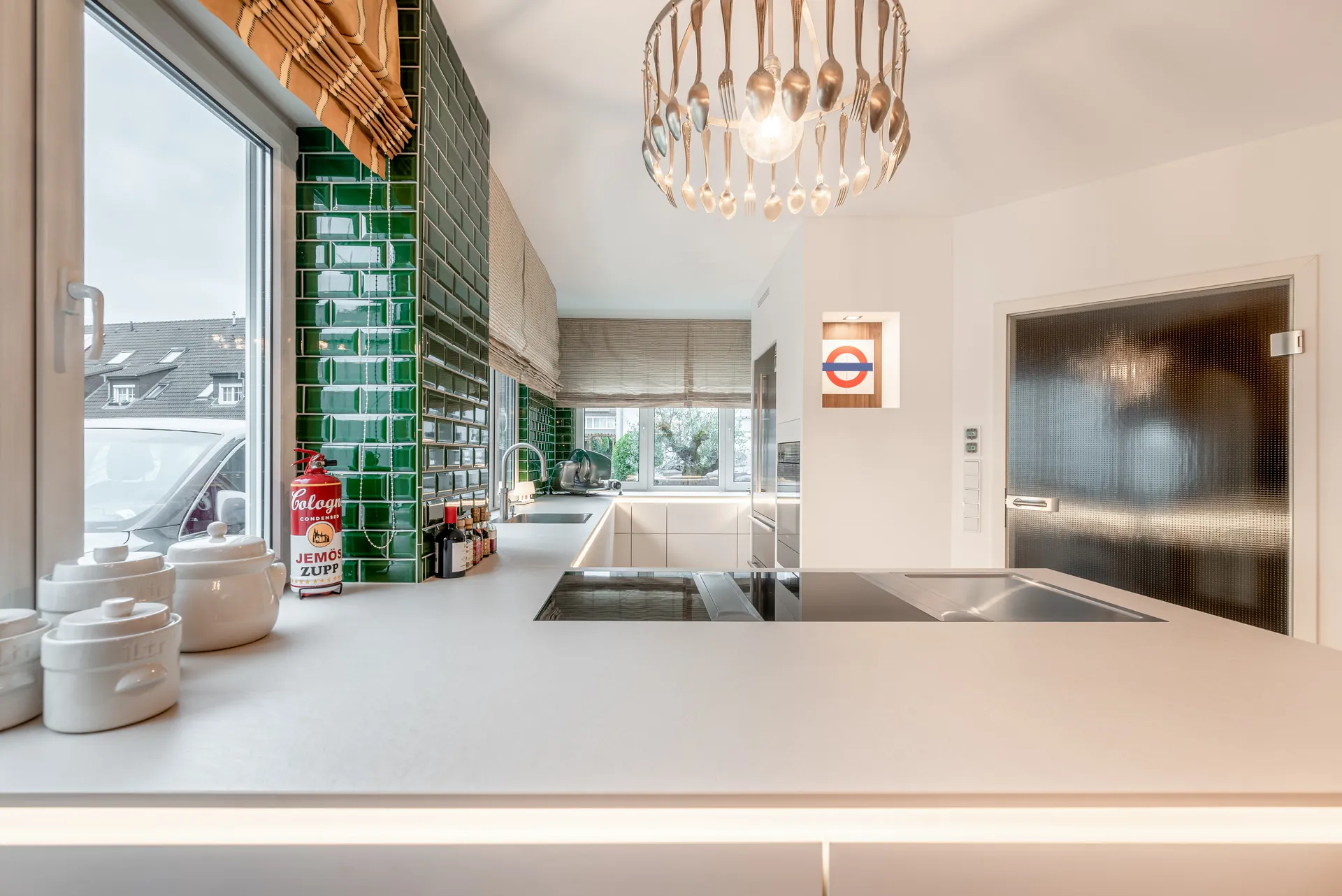 Designküche – Leicht Küche grifflos mit Keramik und Bora