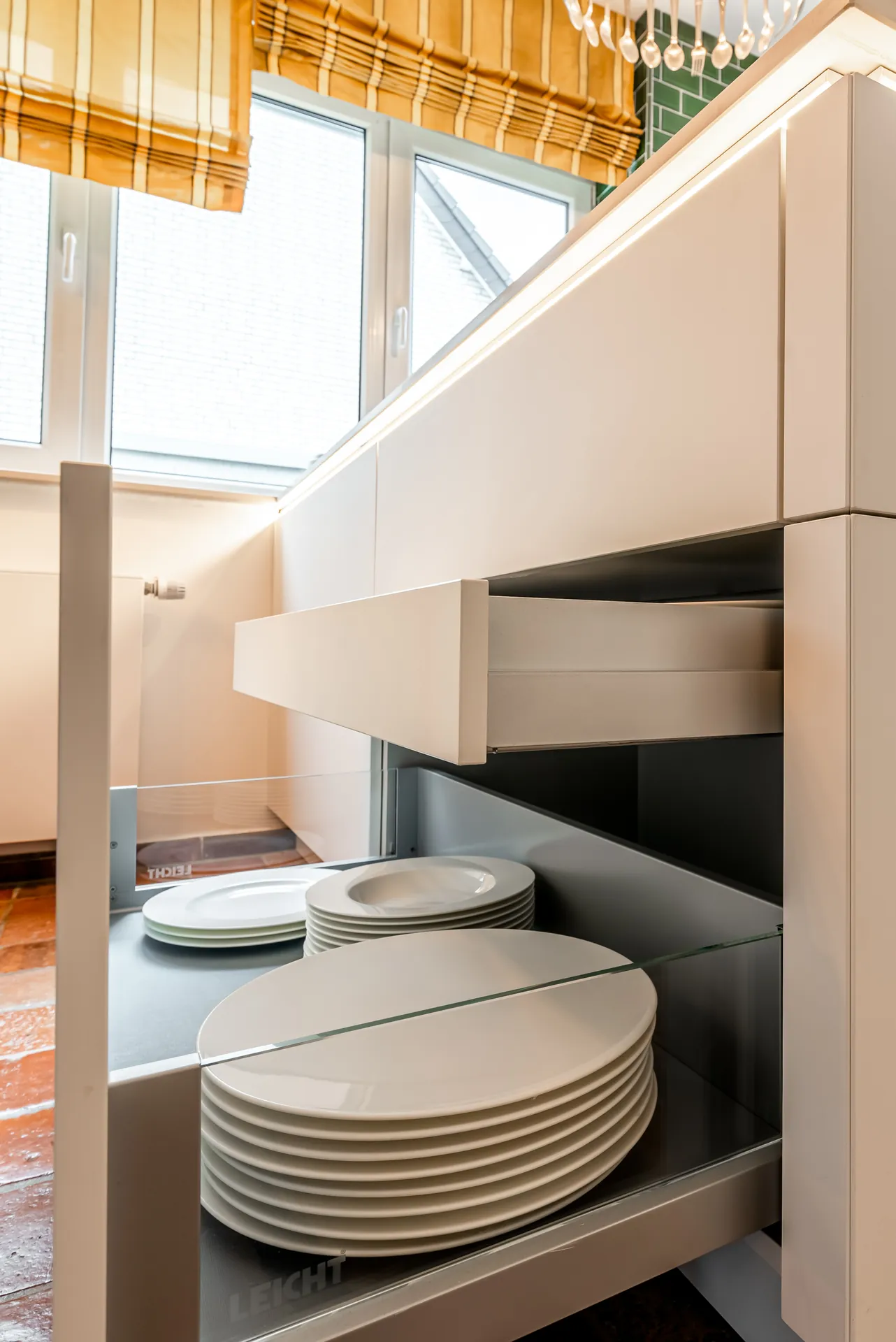 Designküche – Leicht Küche grifflos mit Keramik und Bora