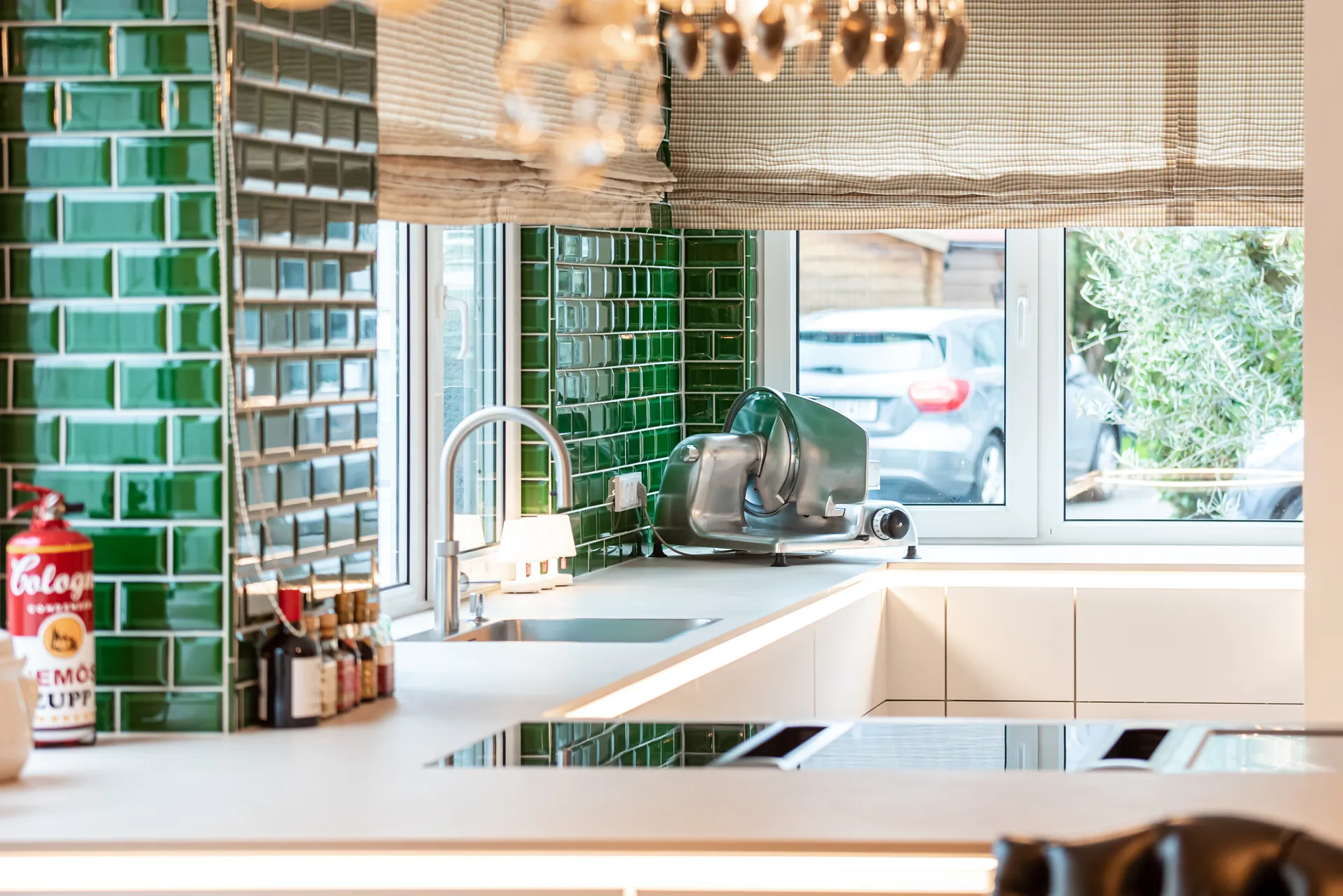 Designküche – Leicht Küche grifflos mit Keramik und Bora