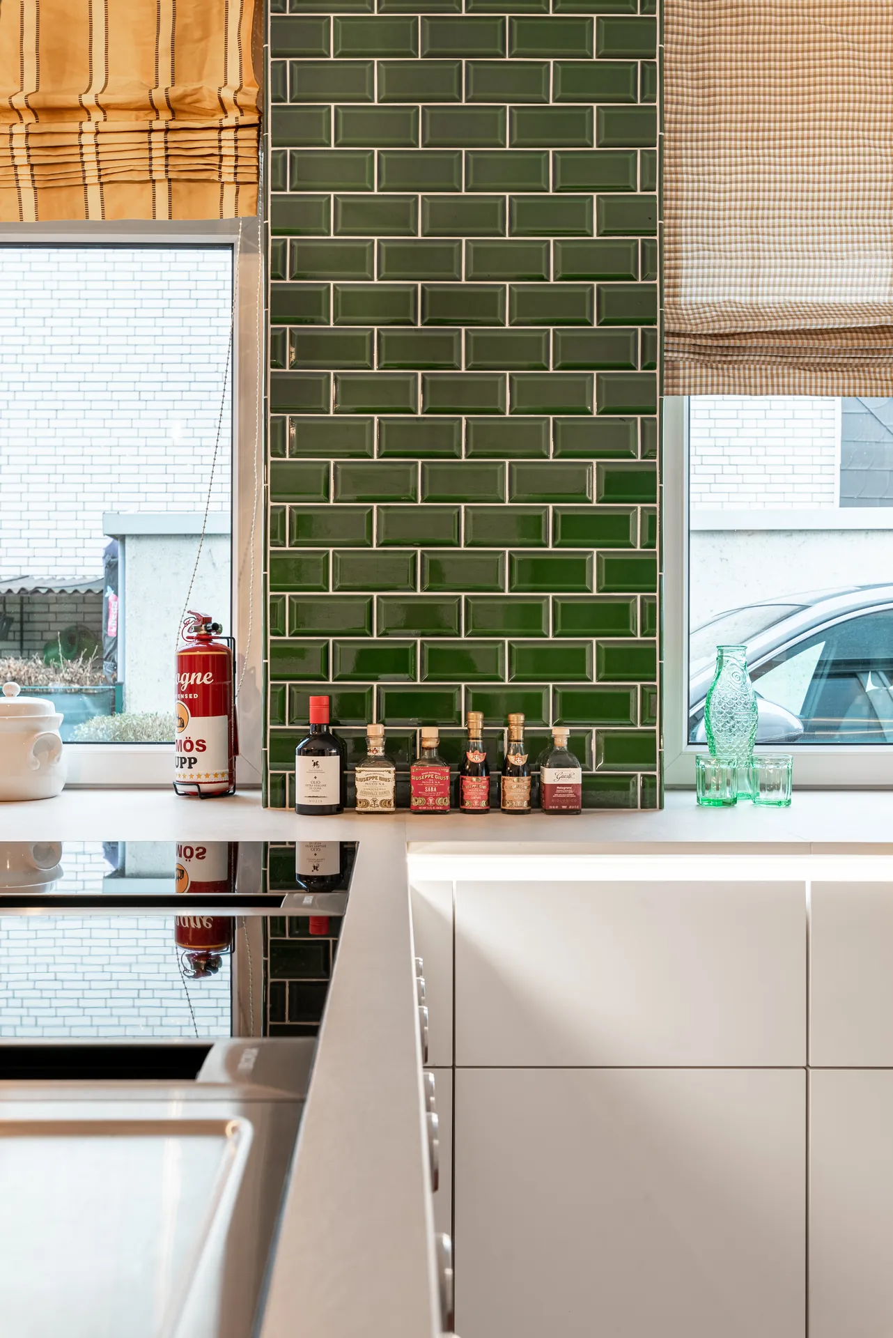 Designküche – Leicht Küche grifflos mit Keramik und Bora