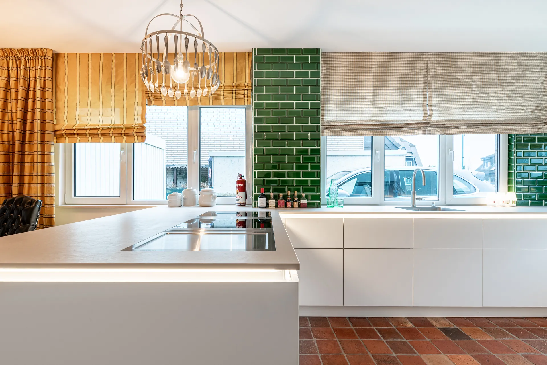 Designküche – Leicht Küche grifflos mit Keramik und Bora