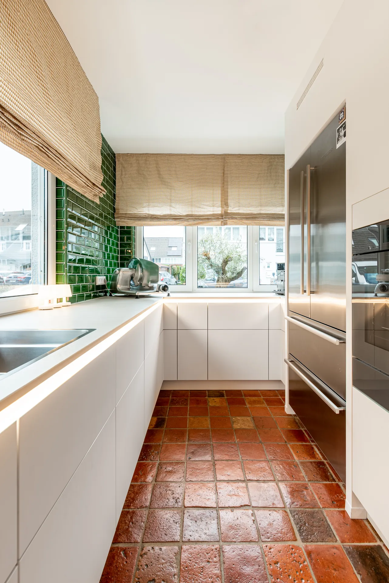 Designküche – Leicht Küche grifflos mit Keramik und Bora