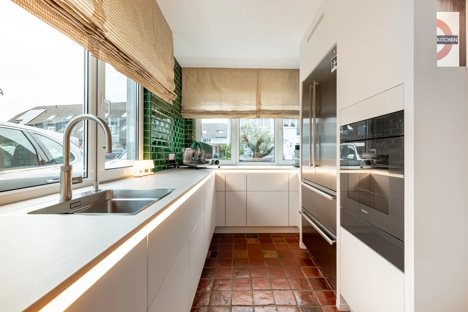 Designküche – Leicht Küche grifflos mit Keramik und Bora