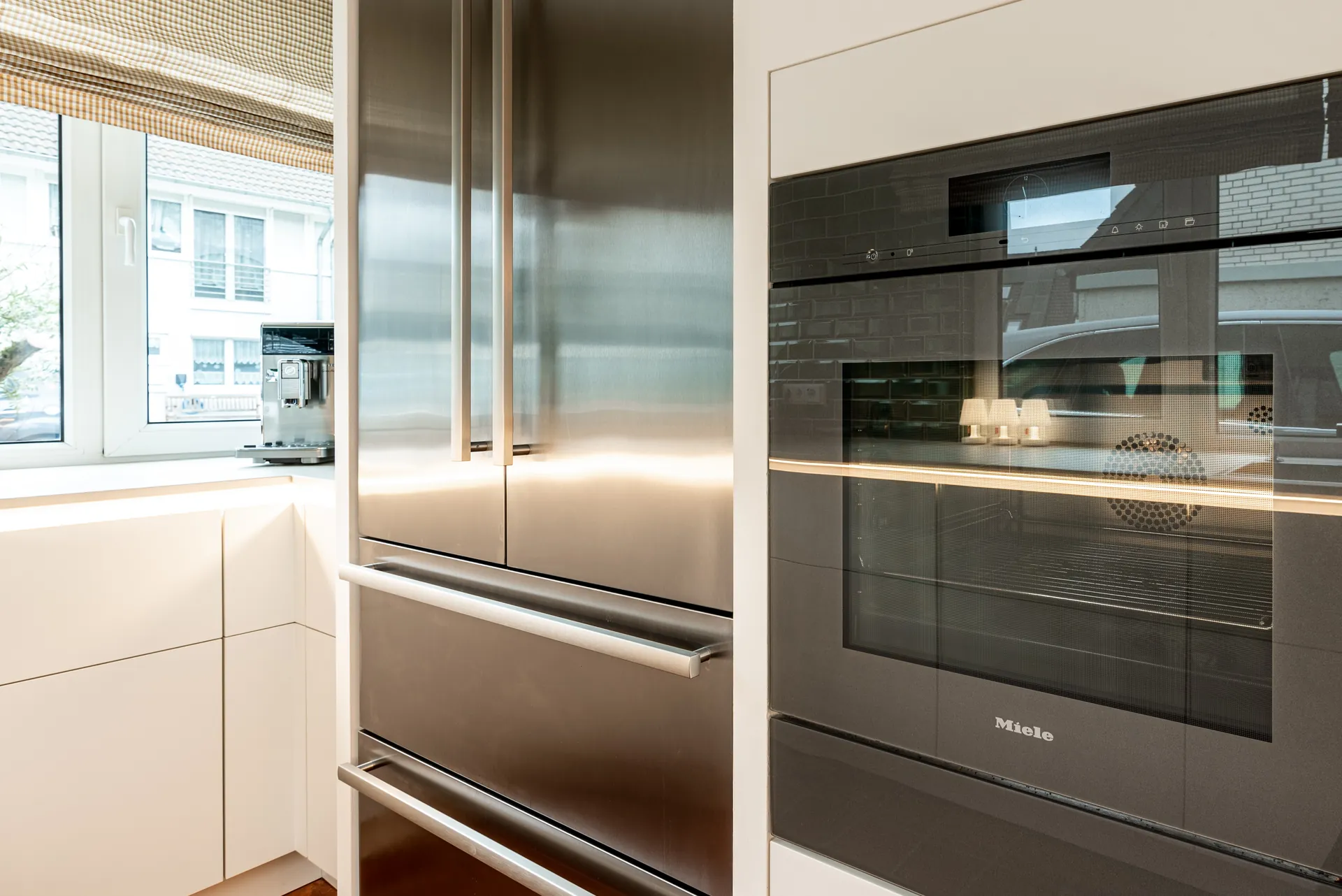 Designküche – Leicht Küche grifflos mit Keramik und Bora