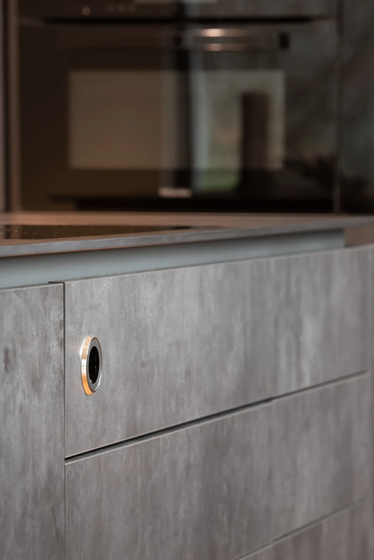 Designküche in Betonoptik – Küche mit Betonfronten und Insel