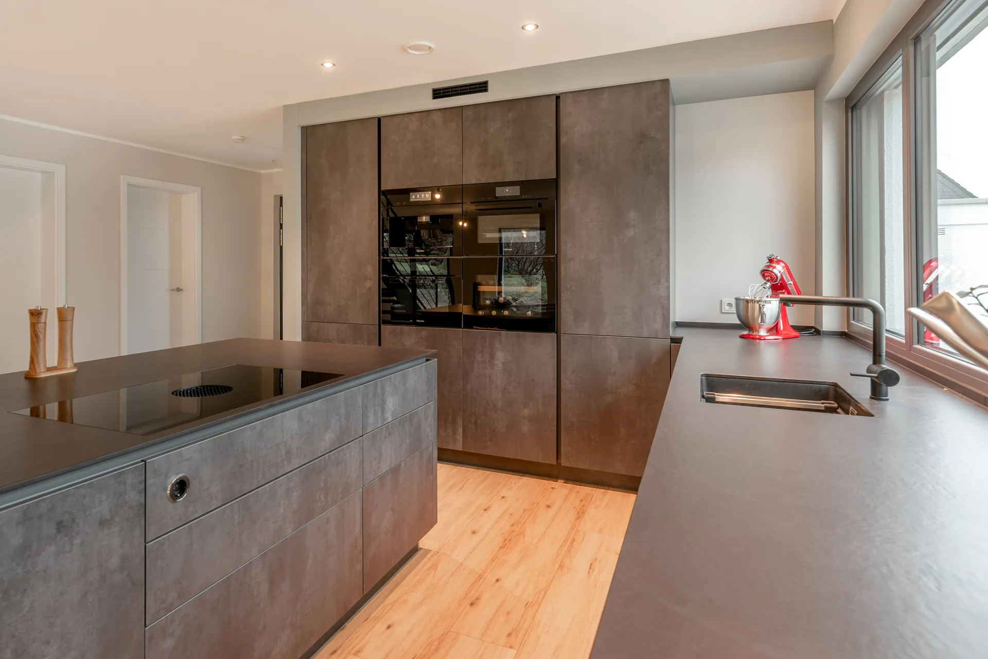 Designküche in Betonoptik – Küche mit Betonfronten und Insel